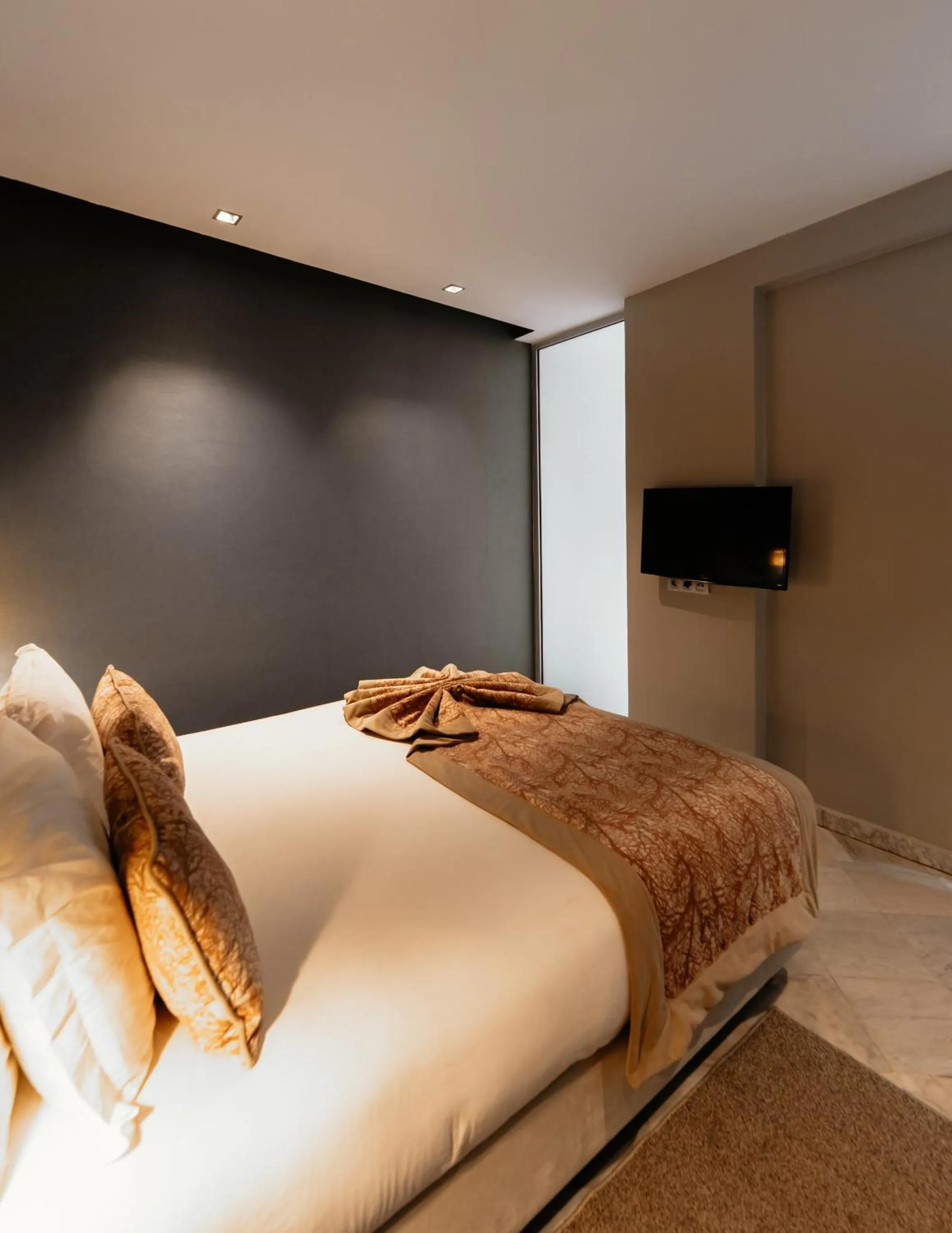 Communal lounge/ TV room, Bed in The Fourteen Luxury Boutique Hotel & SPA