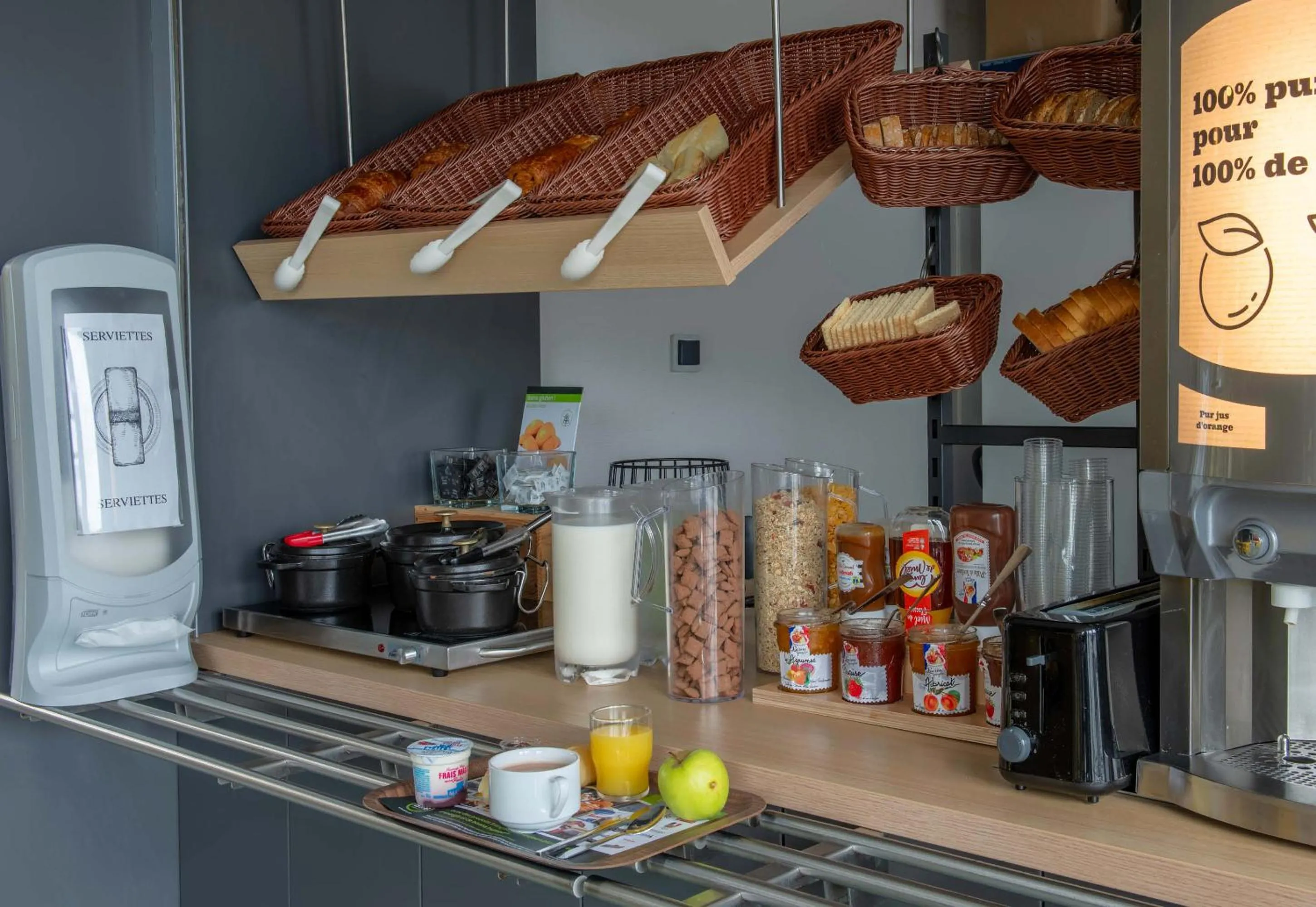 Breakfast in B&B HOTEL Beauvais