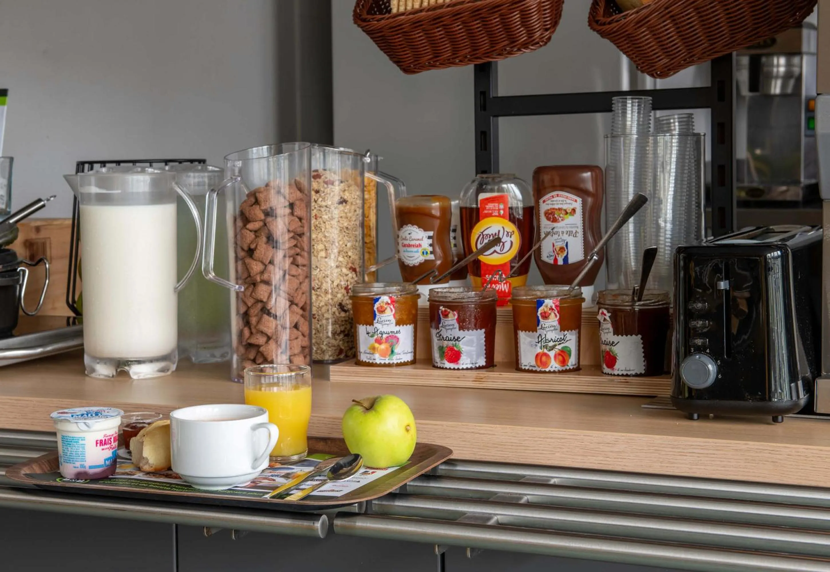 Breakfast in B&B HOTEL Beauvais