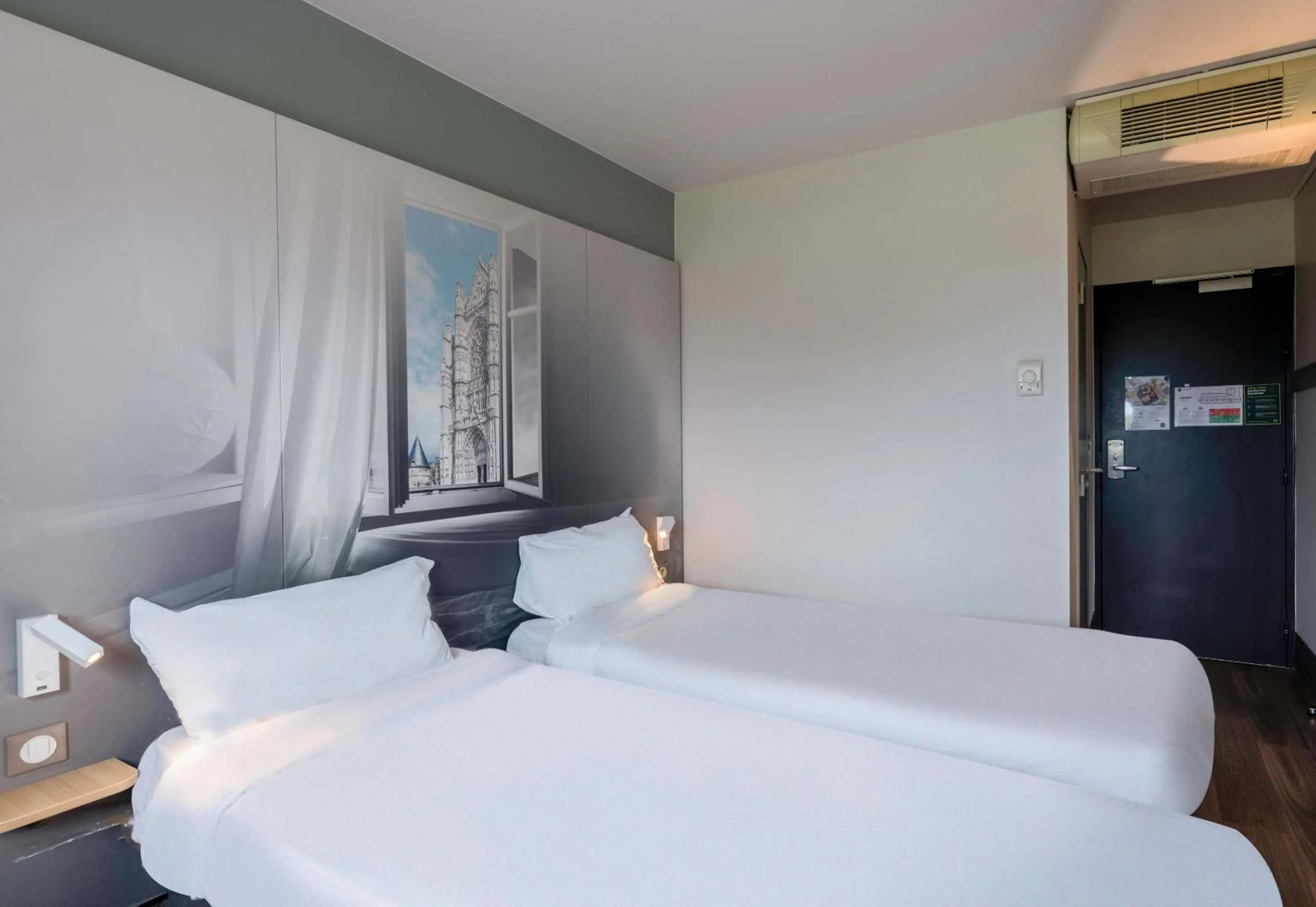 Bedroom, Bed in B&B HOTEL Beauvais