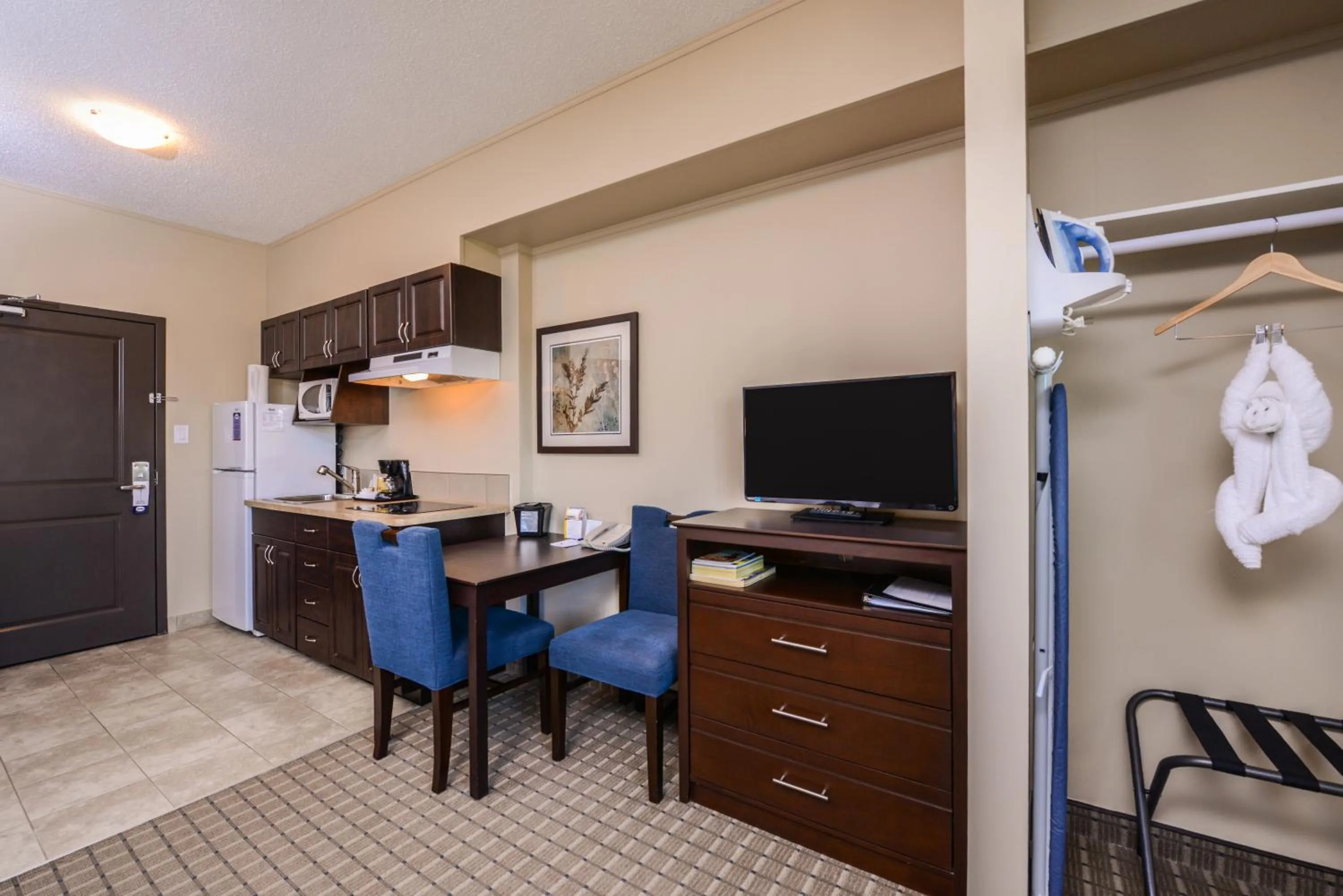 kitchen, TV/Entertainment Center in Quality Inn and Suites