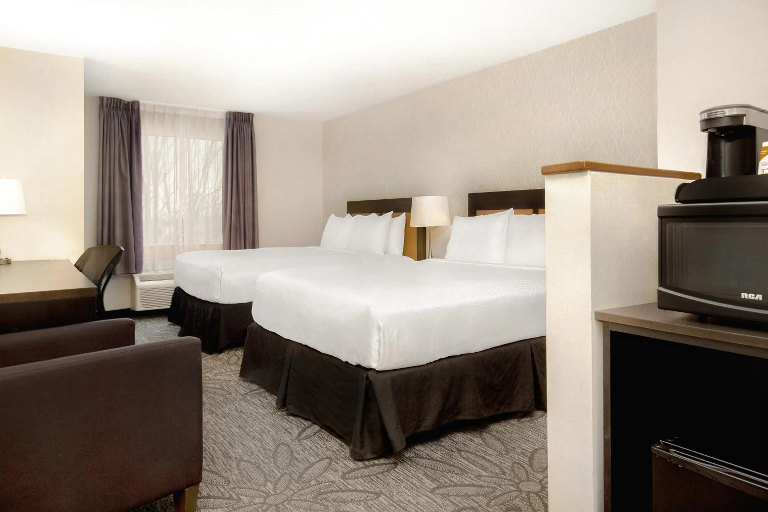 Guests, Bed in Quality Inn & Suites Kingston
