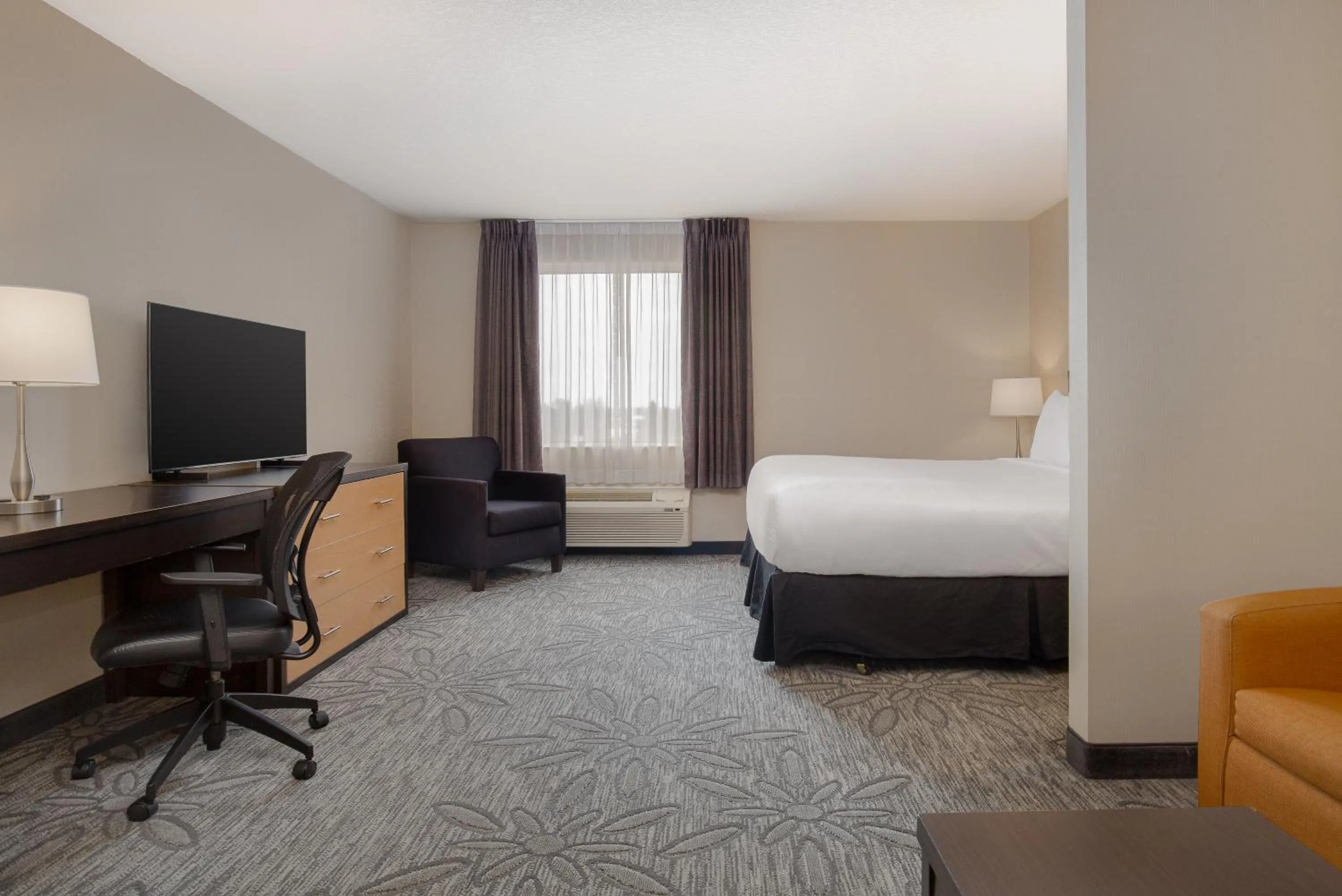 Guests, Bed in Quality Inn & Suites Kingston