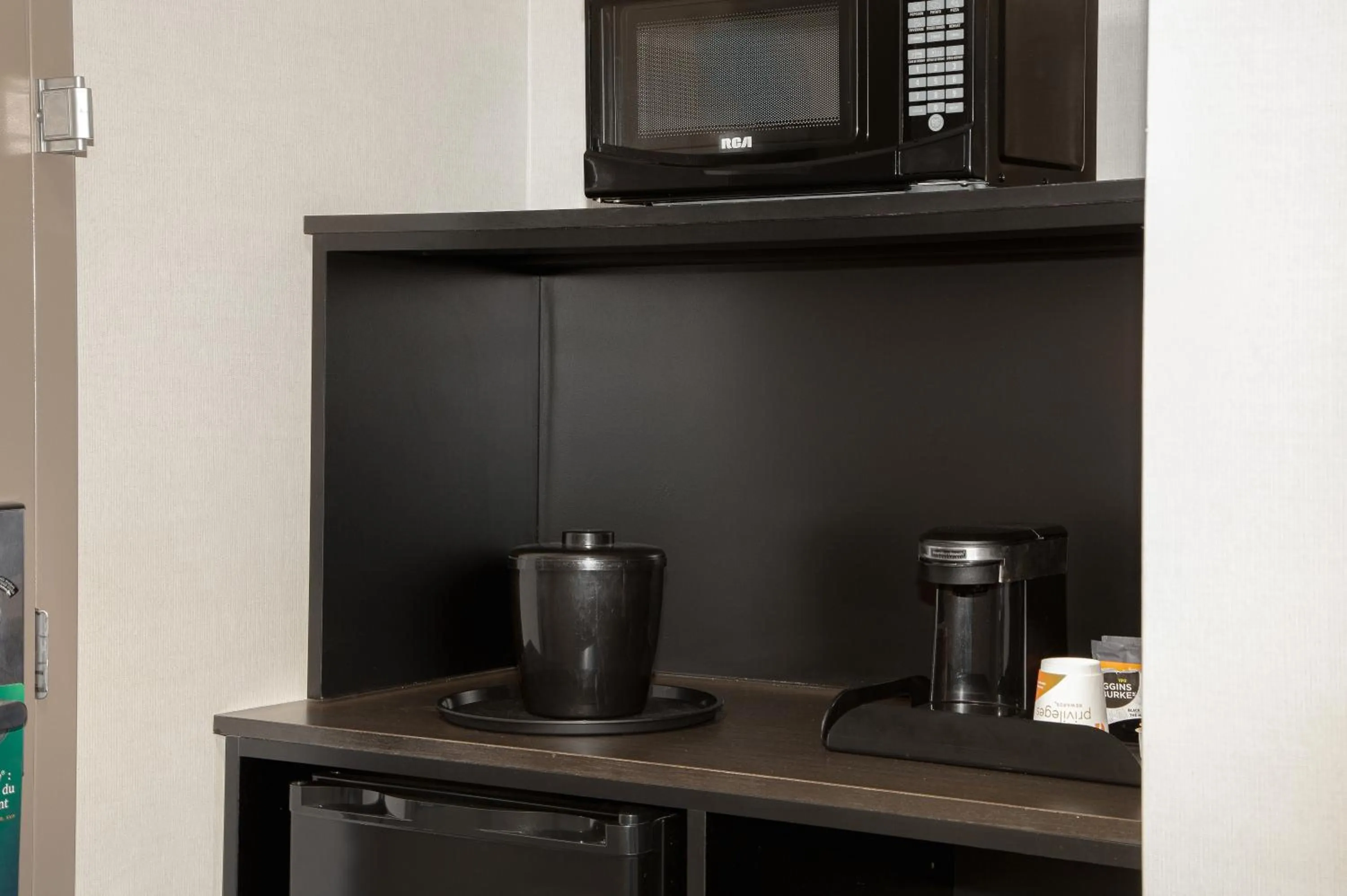 microwave in Quality Inn & Suites Kingston