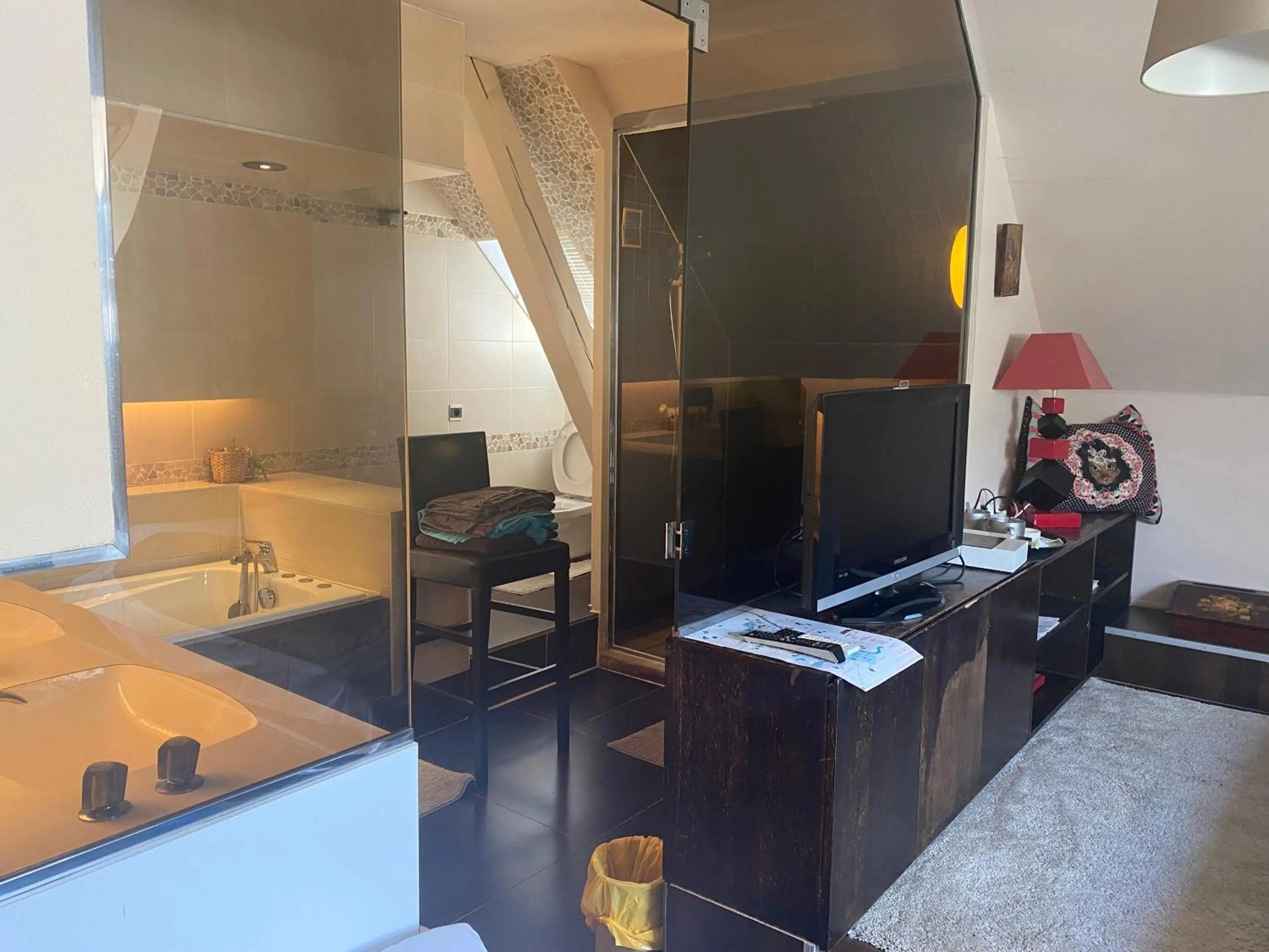 TV and multimedia in Chambres Privatives Chez l'Habitant