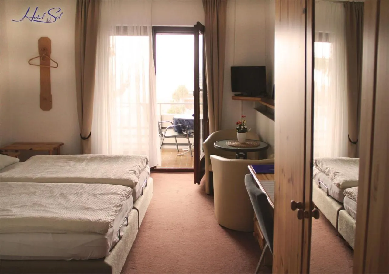 Photo of the whole room in Hotel Del Sol