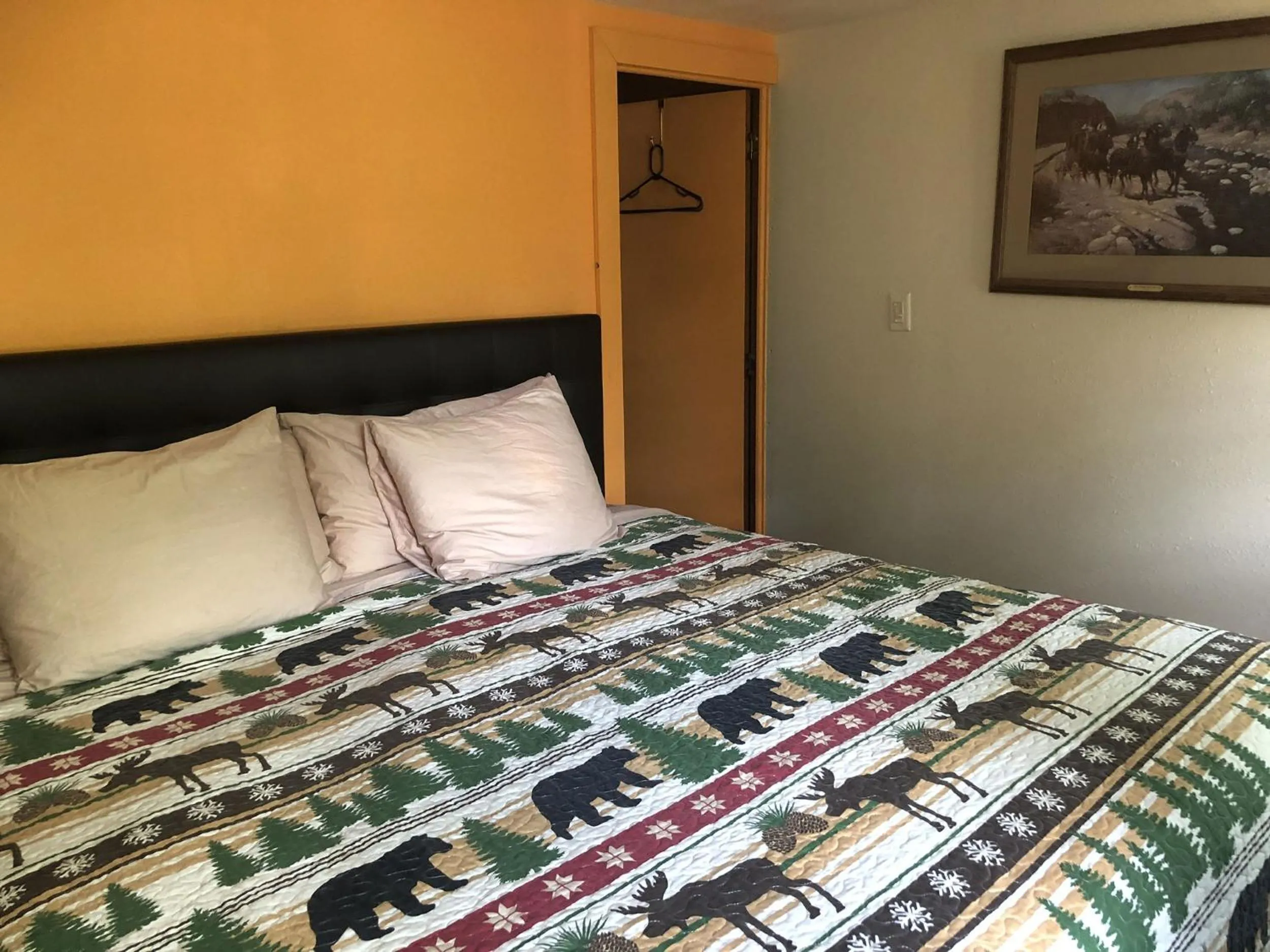 Bed in Uncle Nicolai's Inn B&B