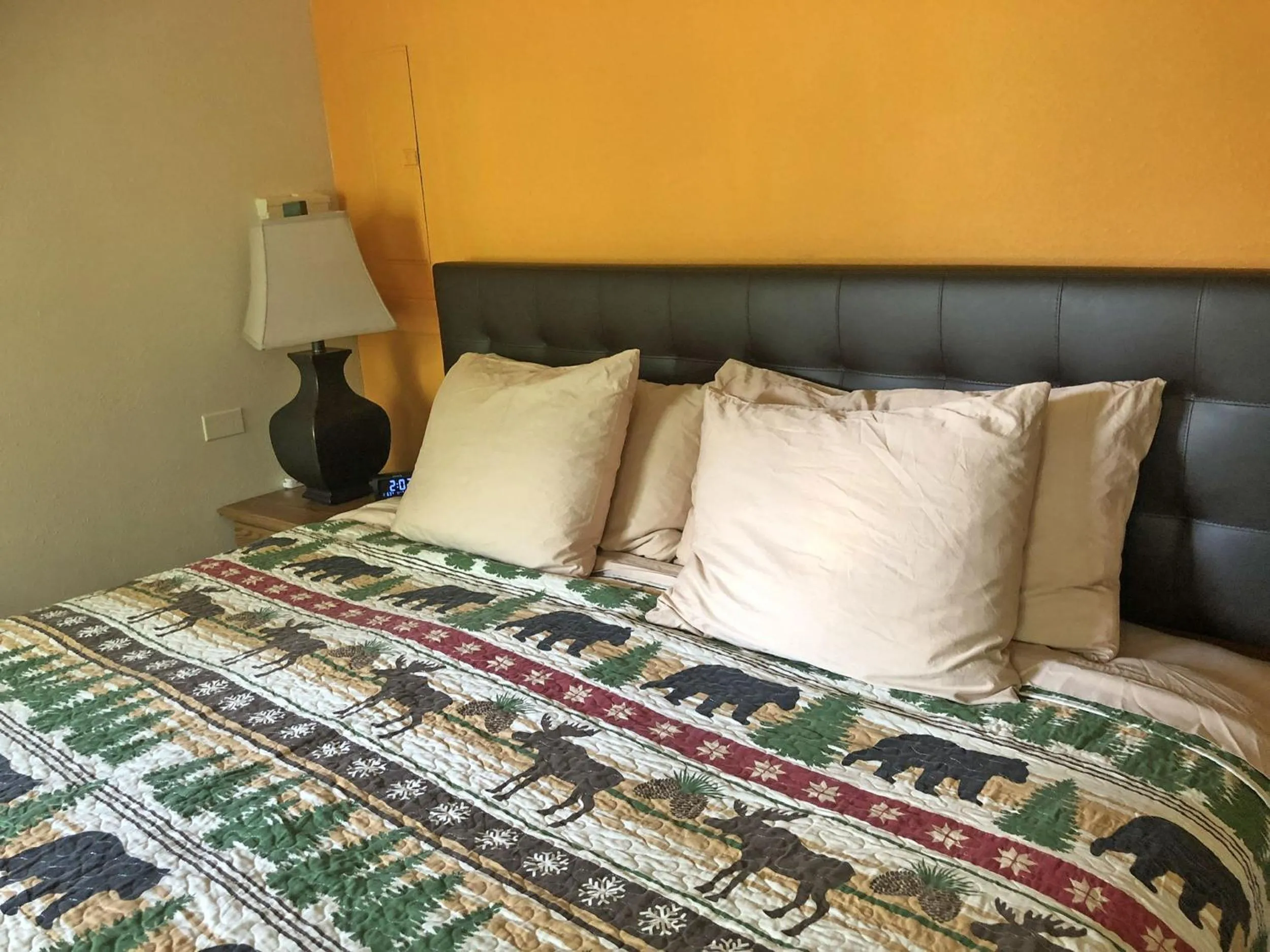 Bed in Uncle Nicolai's Inn B&B