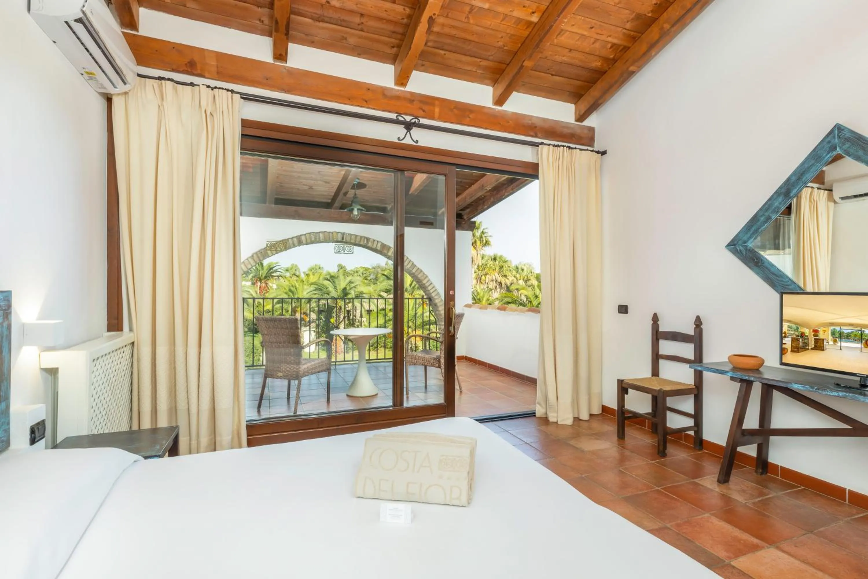 Balcony/Terrace, Bed in Hotel Costa dei Fiori