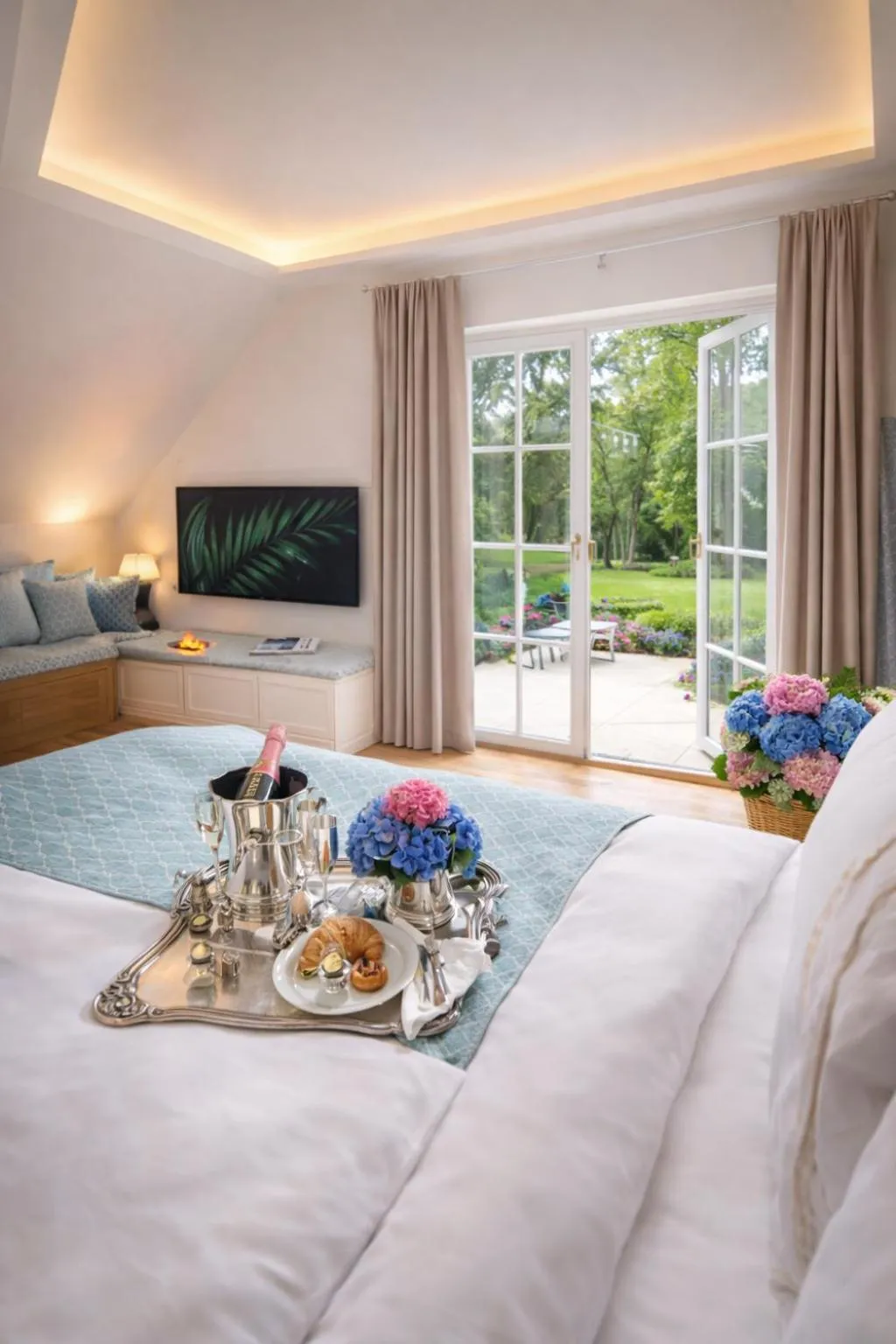 Photo of the whole room, Bed in SCHLOSSRESIDENZ - Boutique Apartments & Hotel Suiten