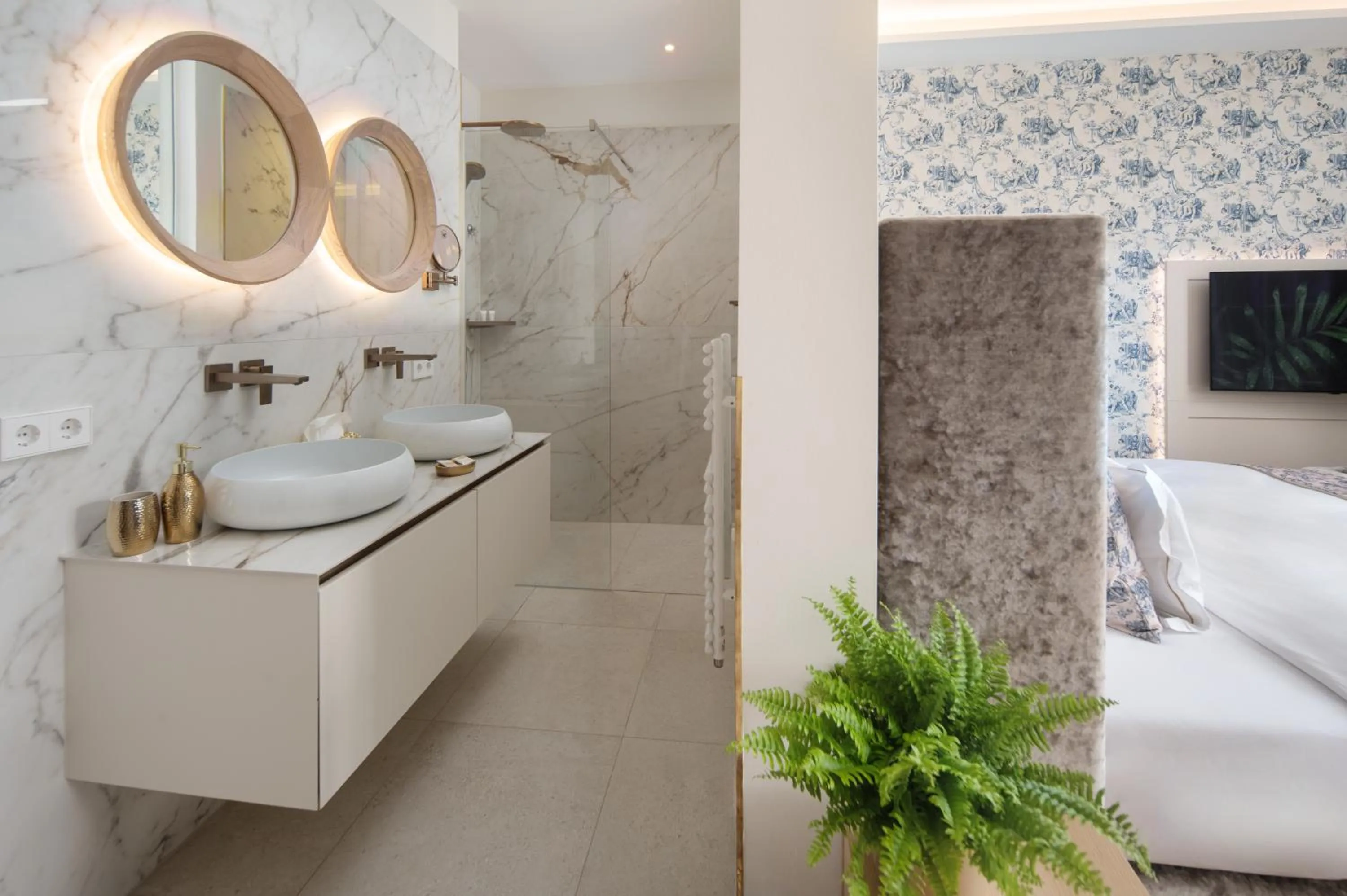 Bathroom, Bed in SCHLOSSRESIDENZ - Boutique Apartments & Hotel Suiten