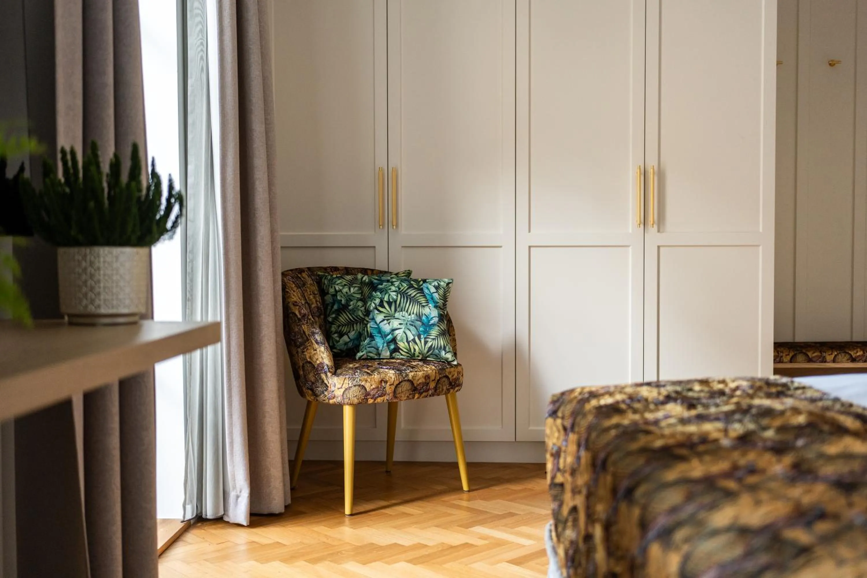 wardrobe, Bed in SCHLOSSRESIDENZ - Boutique Apartments & Hotel Suiten