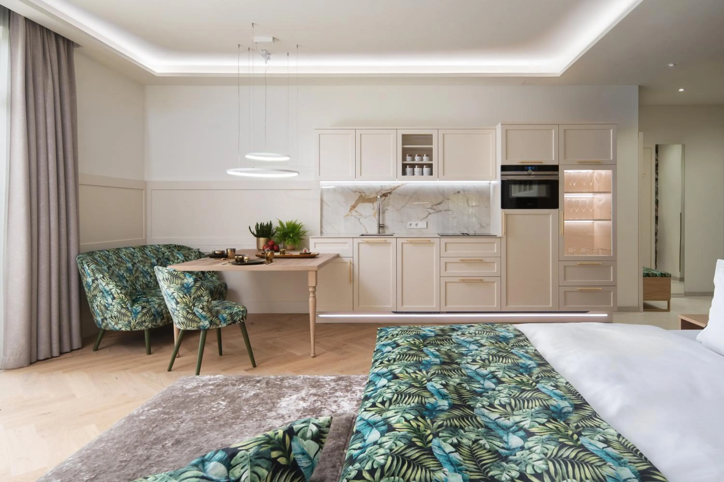 Kitchen or kitchenette, Bed in SCHLOSSRESIDENZ - Boutique Apartments & Hotel Suiten