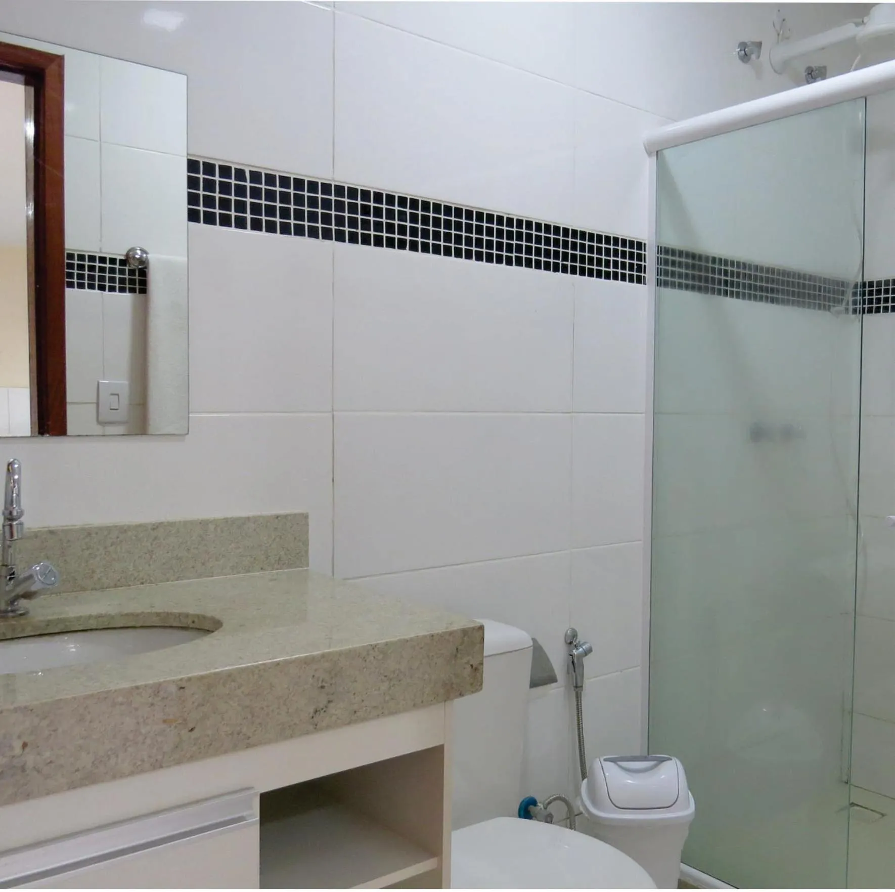 Bathroom in MDJ Suítes