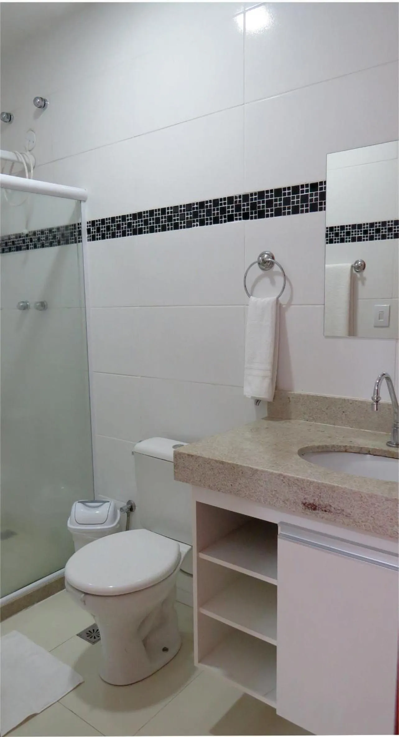 Bathroom in MDJ Suítes