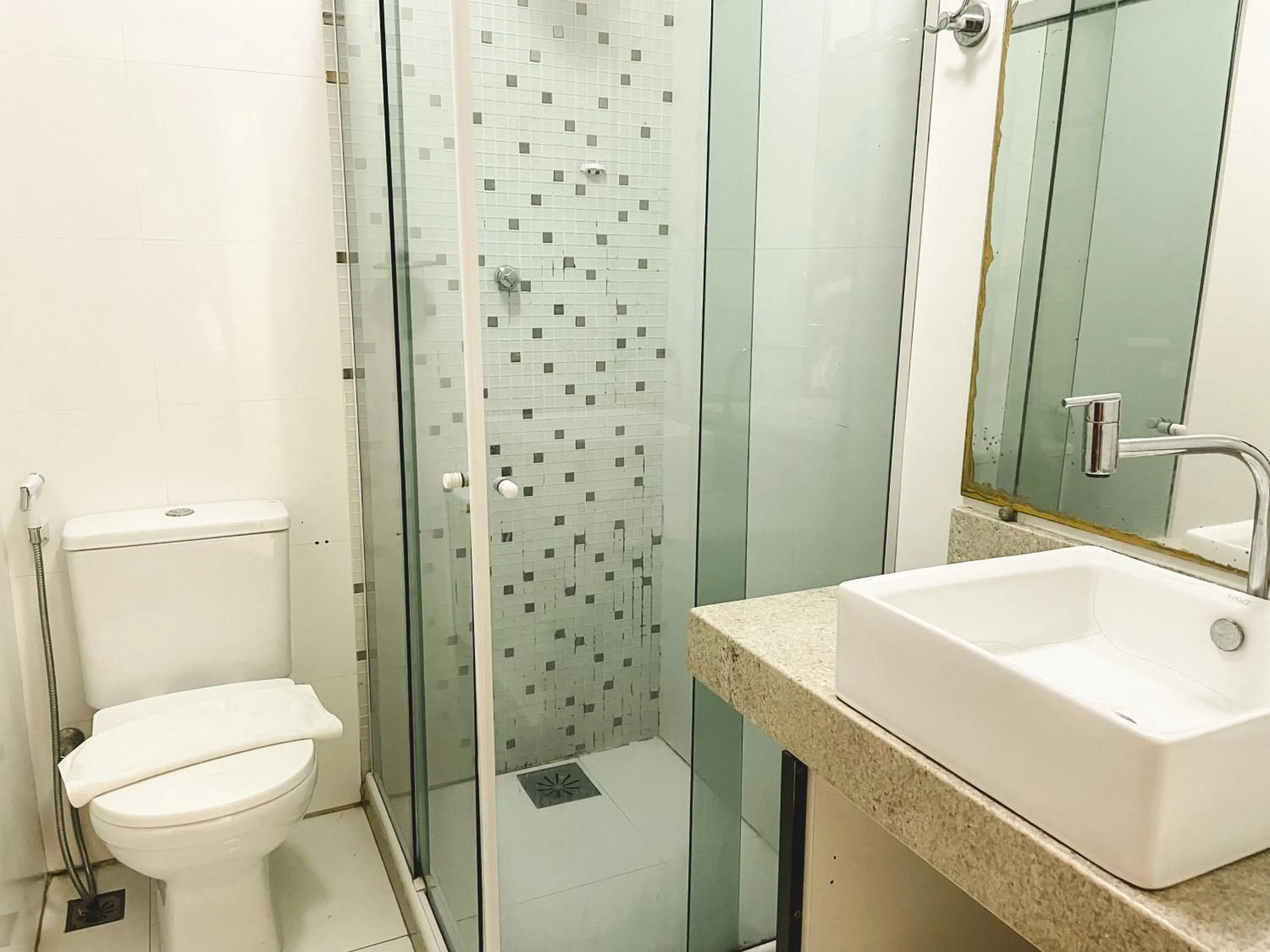 Bathroom in MDJ Suítes