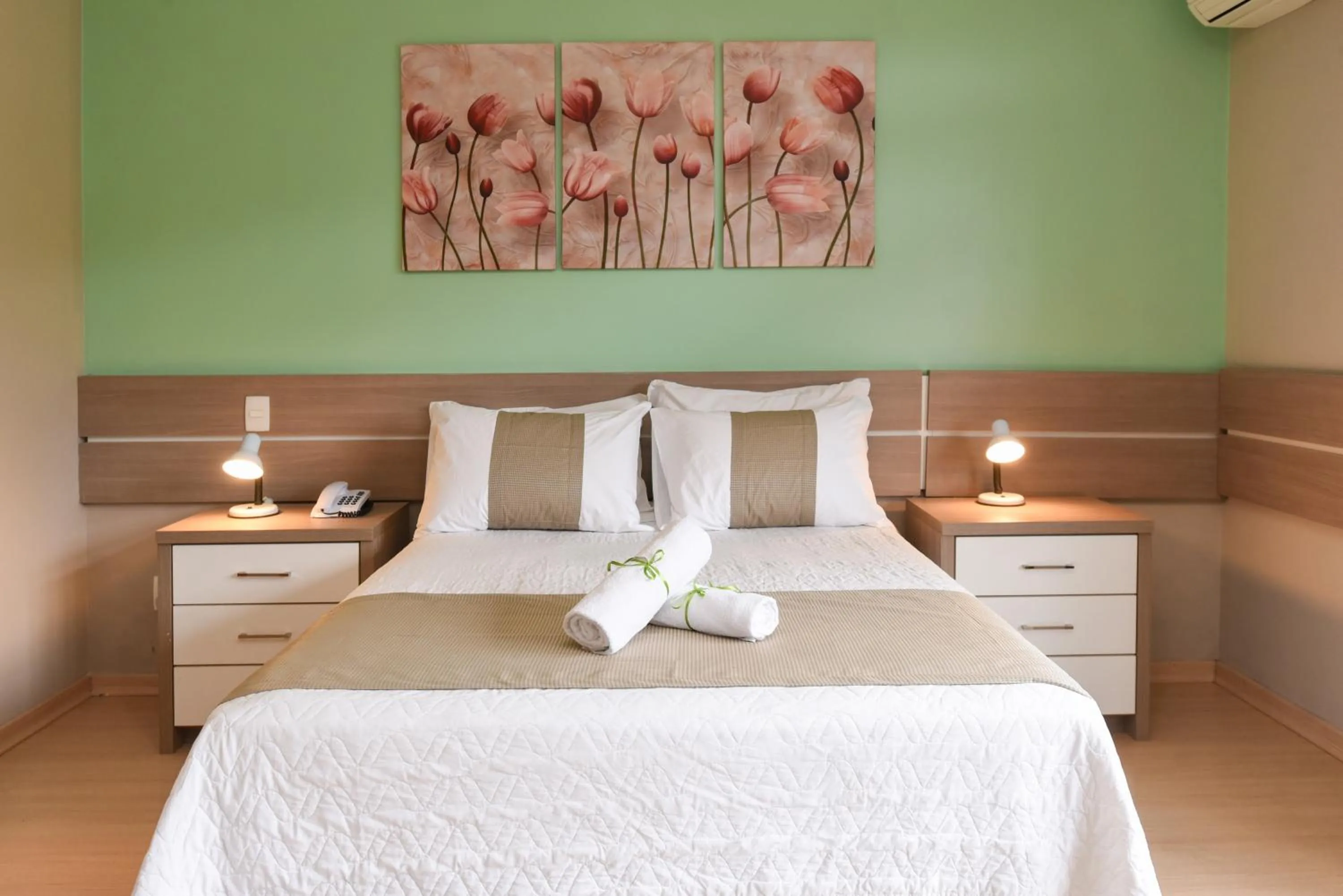 Photo of the whole room, Bed in Pousada Três Pinheiros