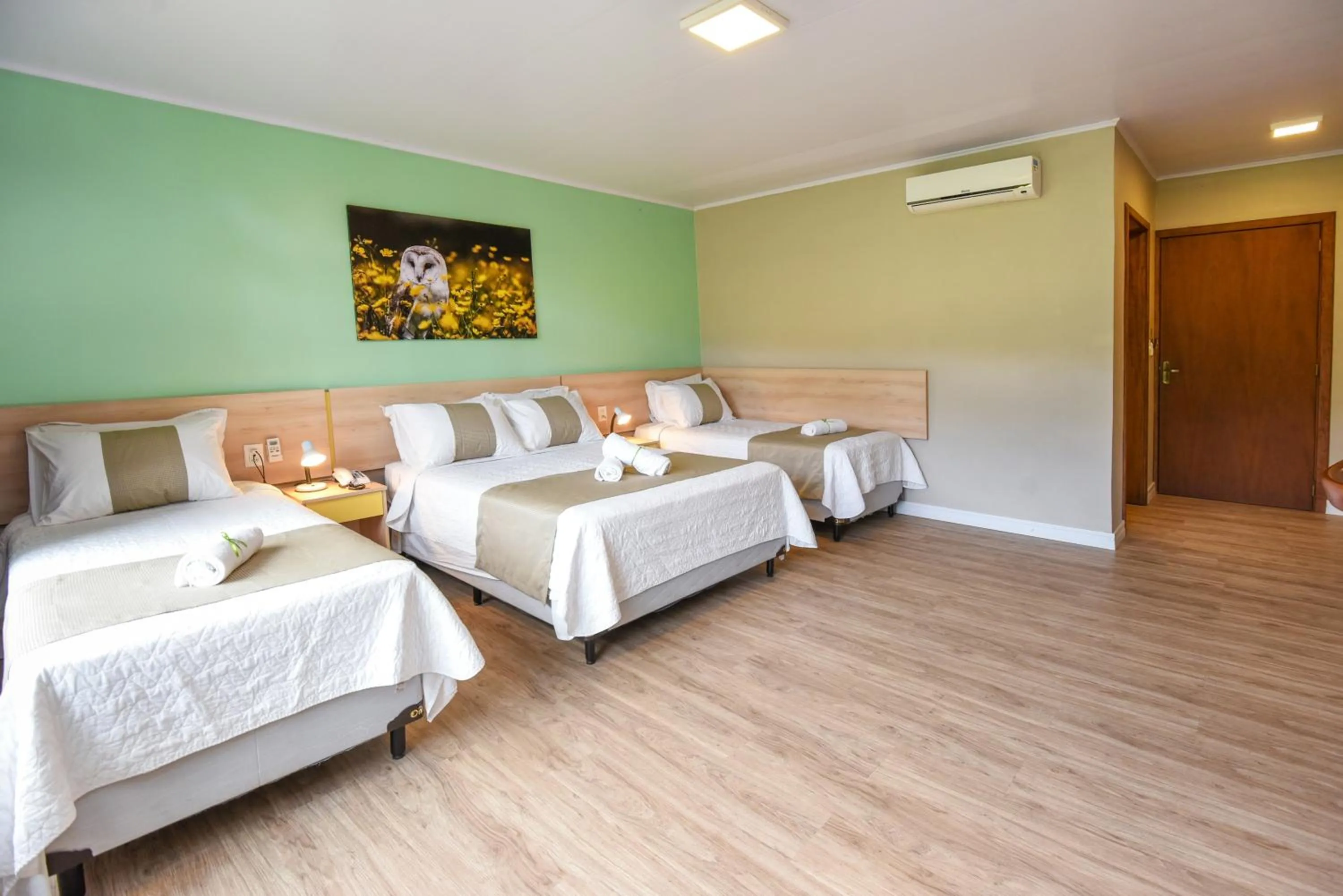 Photo of the whole room, Bed in Pousada Três Pinheiros