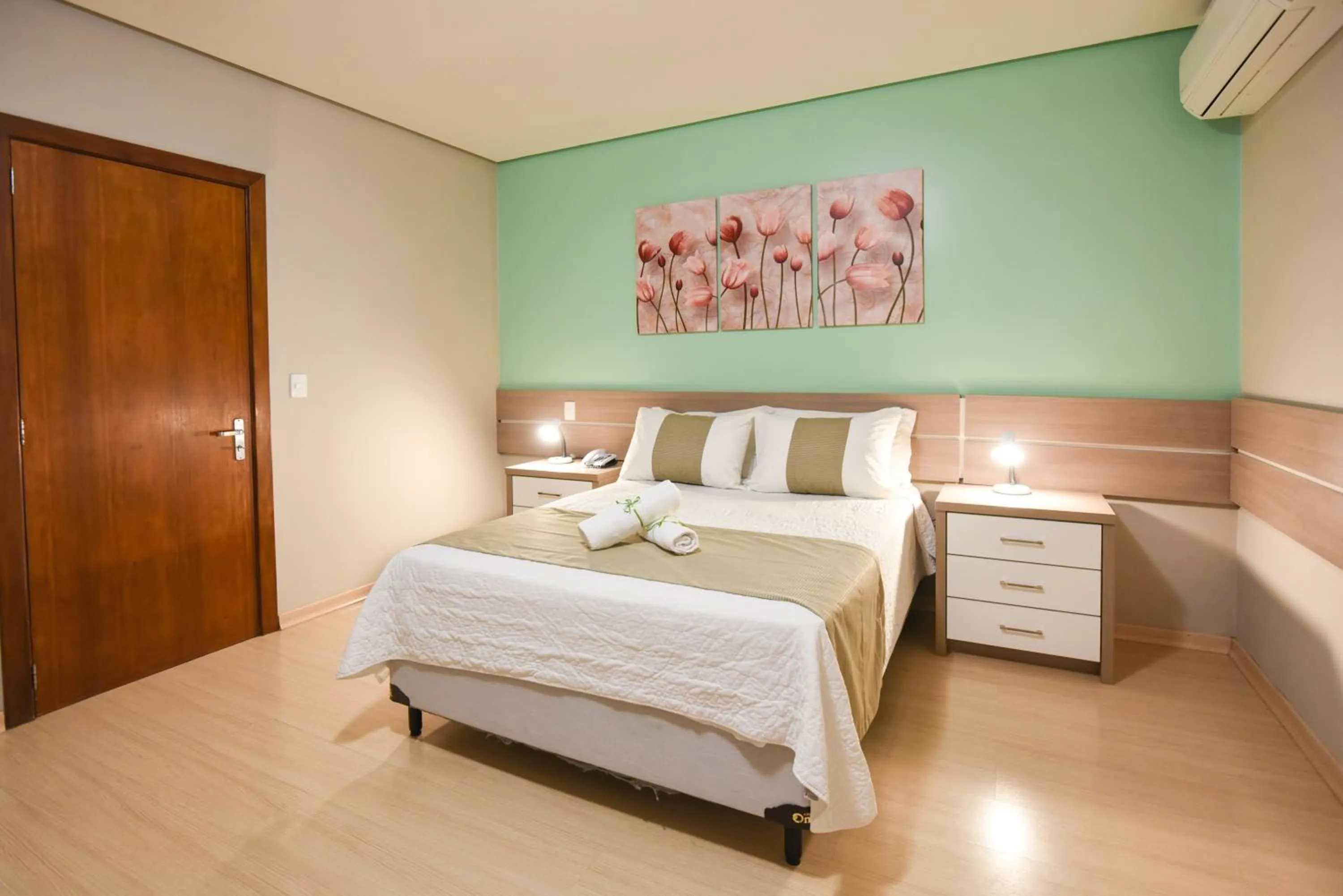Photo of the whole room, Bed in Pousada Três Pinheiros