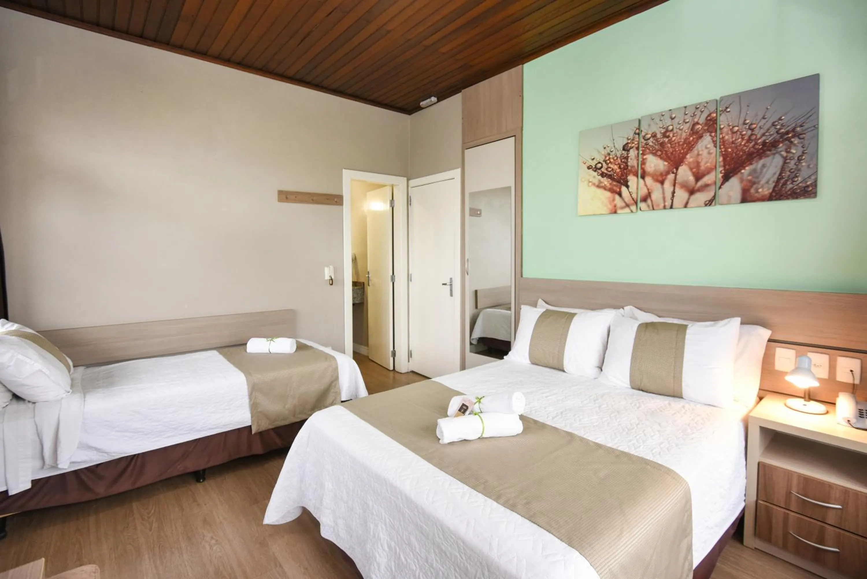 Photo of the whole room, Bed in Pousada Três Pinheiros