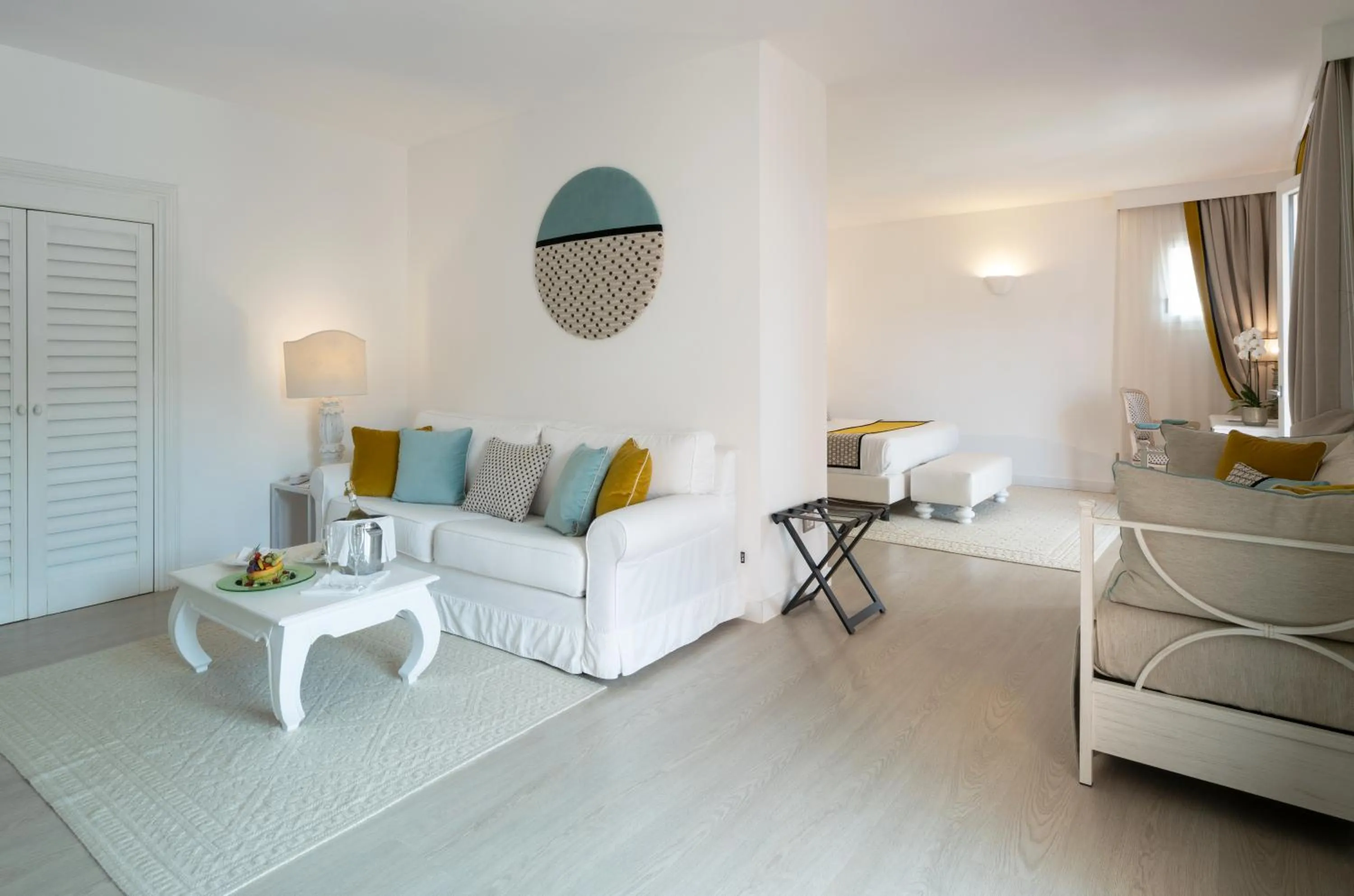 Living room, Bed in Hotel Cala Caterina