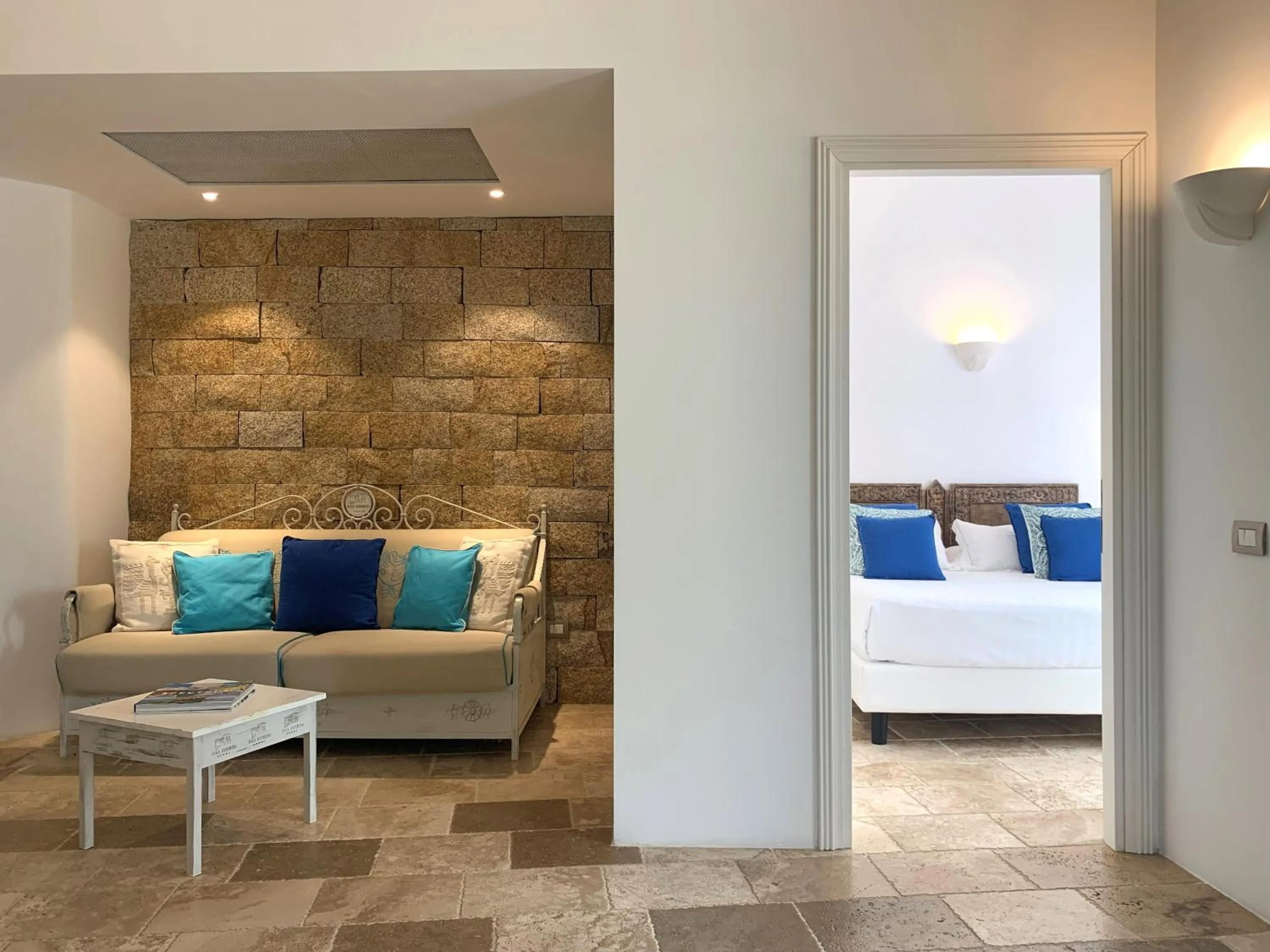 Living room, Bed in Hotel Cala Caterina