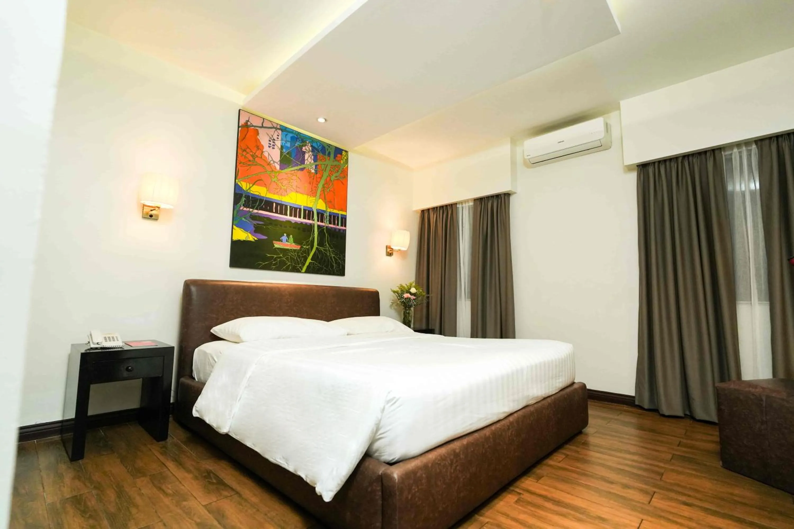 Bed in Court Meridian Hotel & Suites