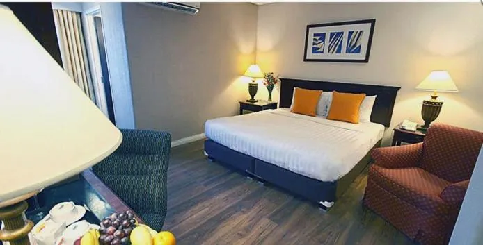 Photo of the whole room, Bed in Court Meridian Hotel & Suites