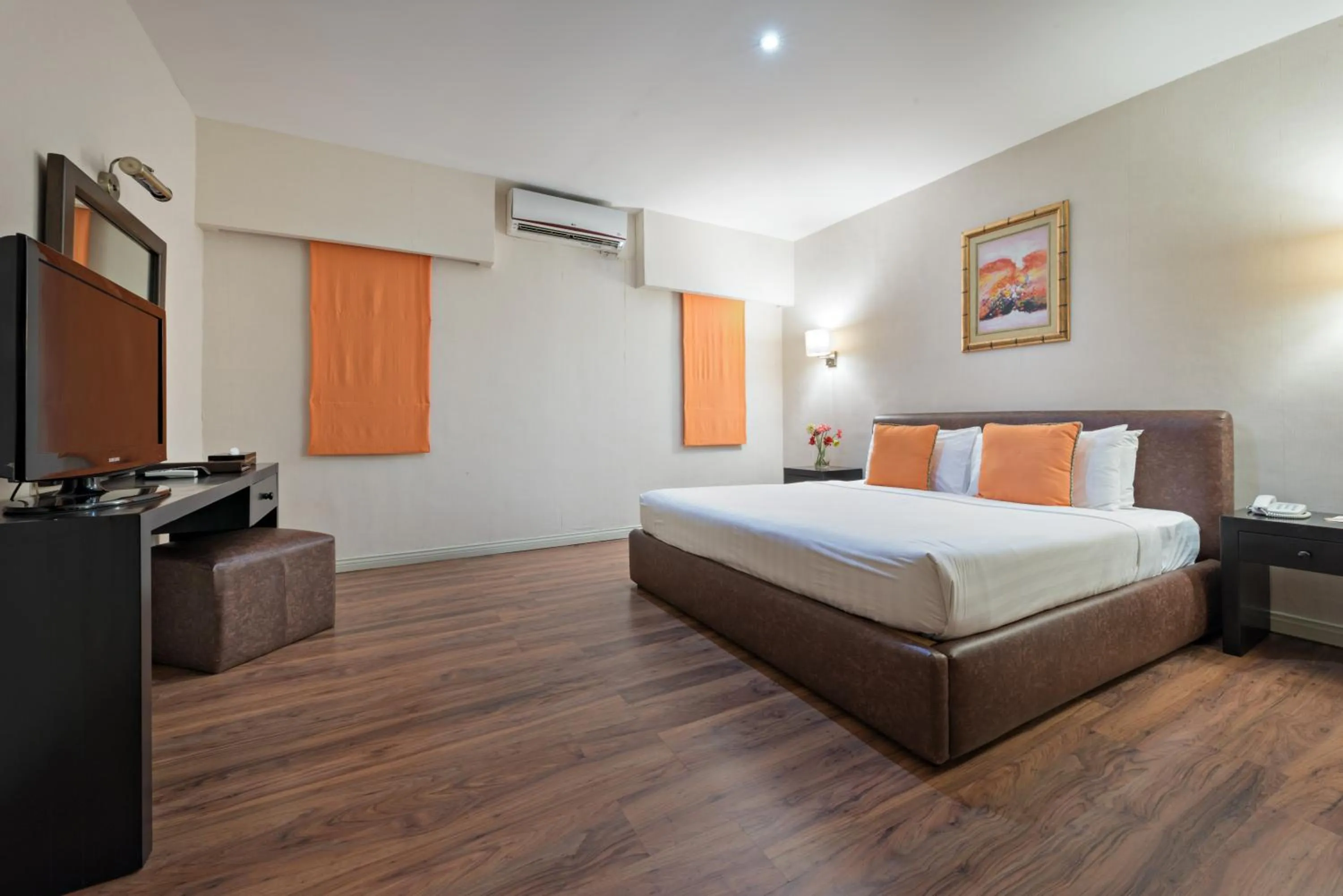 Photo of the whole room, Bed in Court Meridian Hotel & Suites