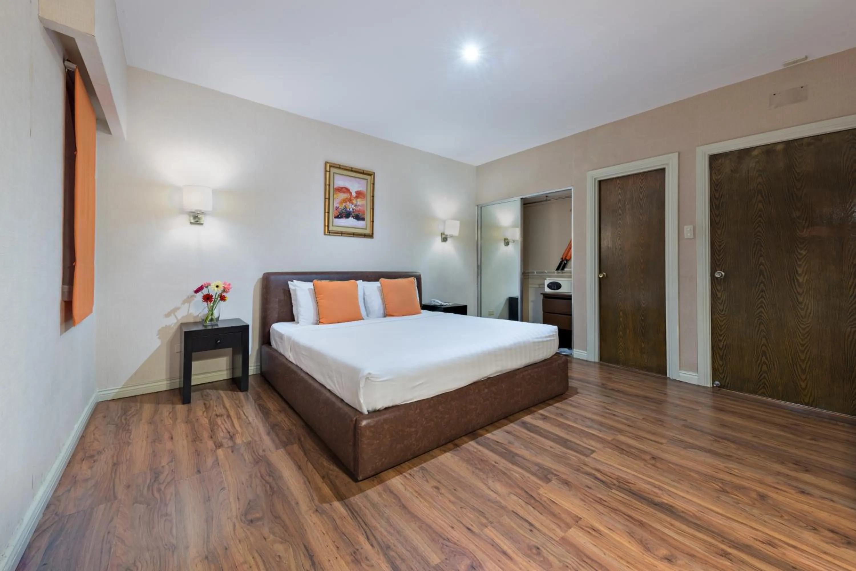 Bed in Court Meridian Hotel & Suites