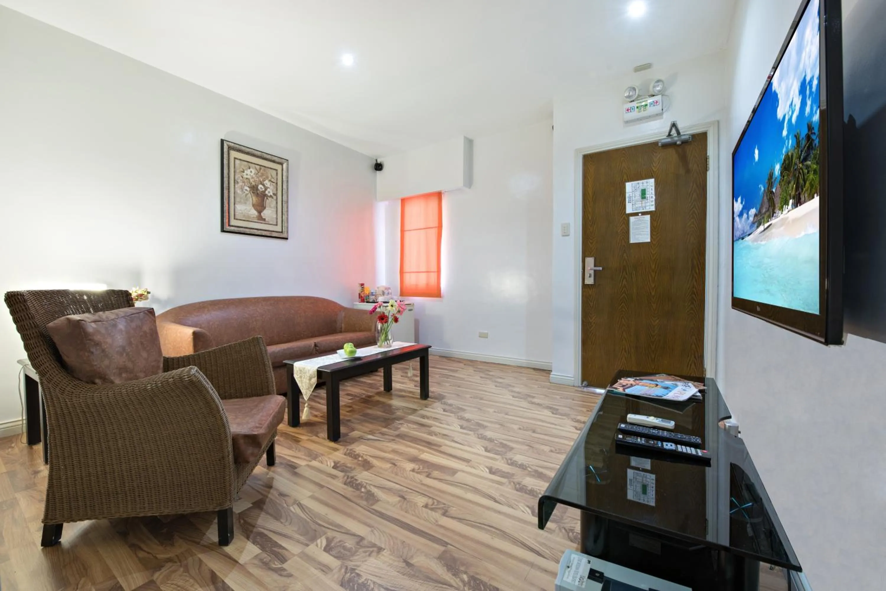 Seating area in Court Meridian Hotel & Suites