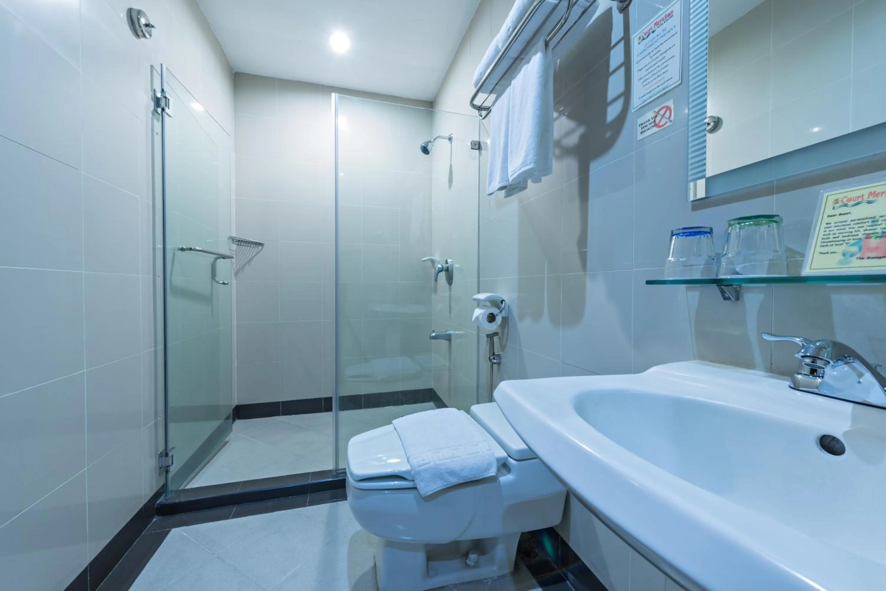 Shower in Court Meridian Hotel & Suites