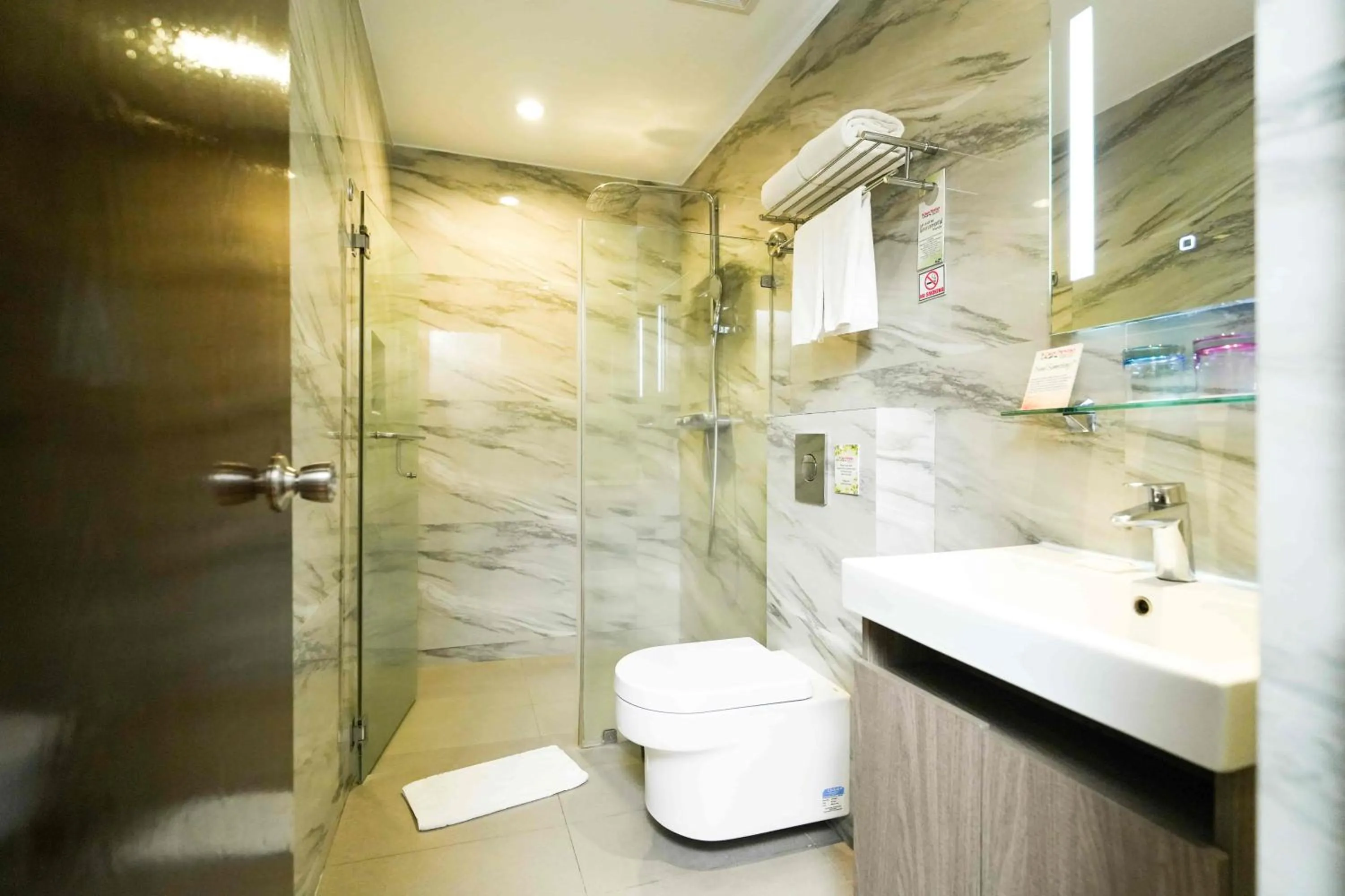 Bathroom in Court Meridian Hotel & Suites