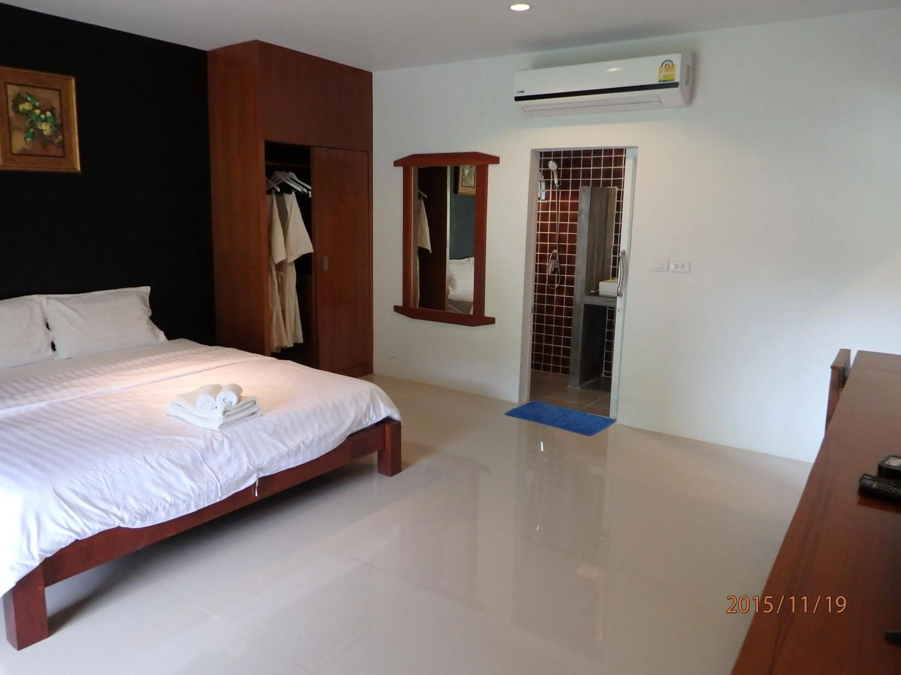 Shower, Bed in Suksompong Resort