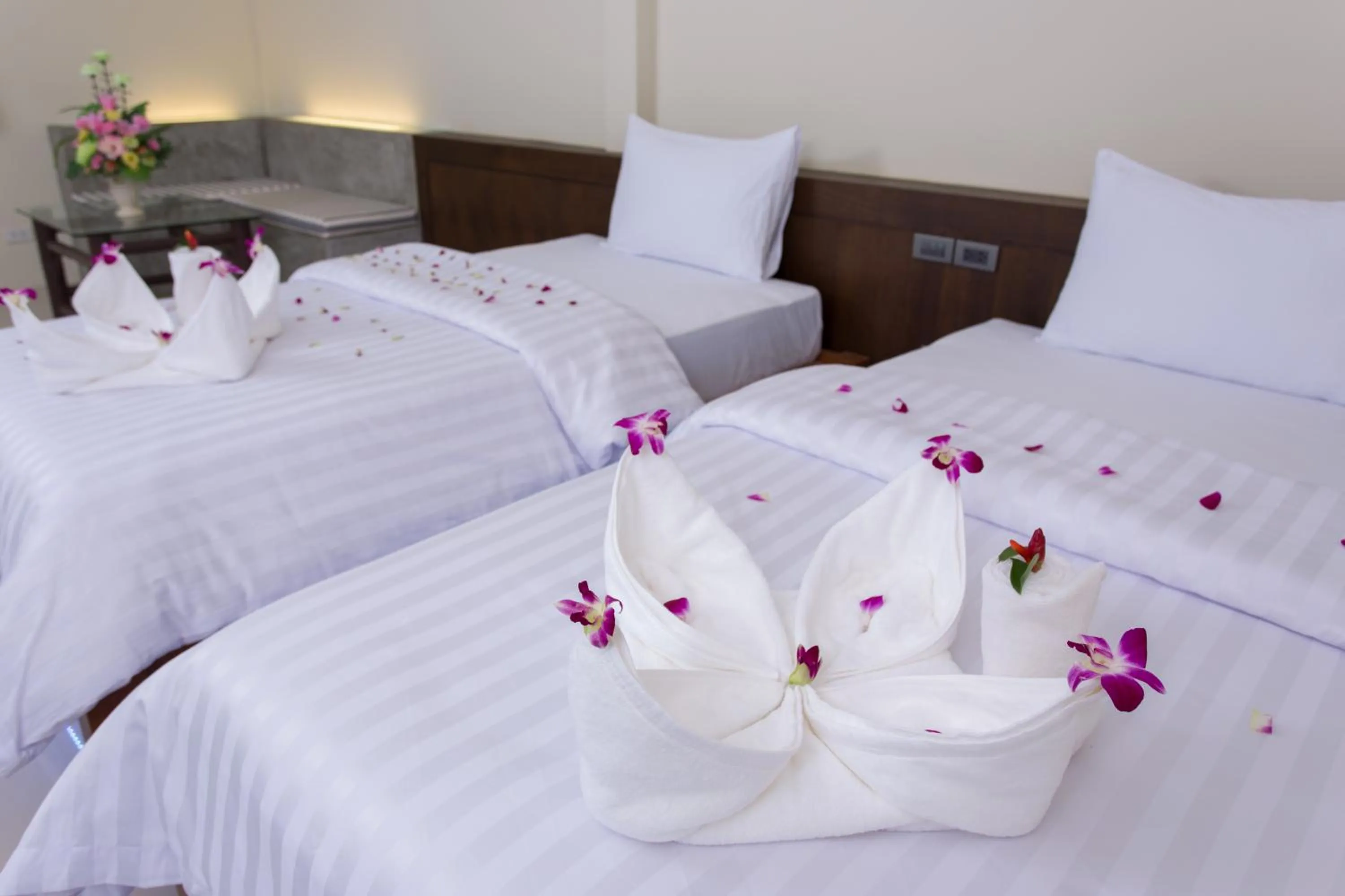 Shower, Bed in Suksompong Resort