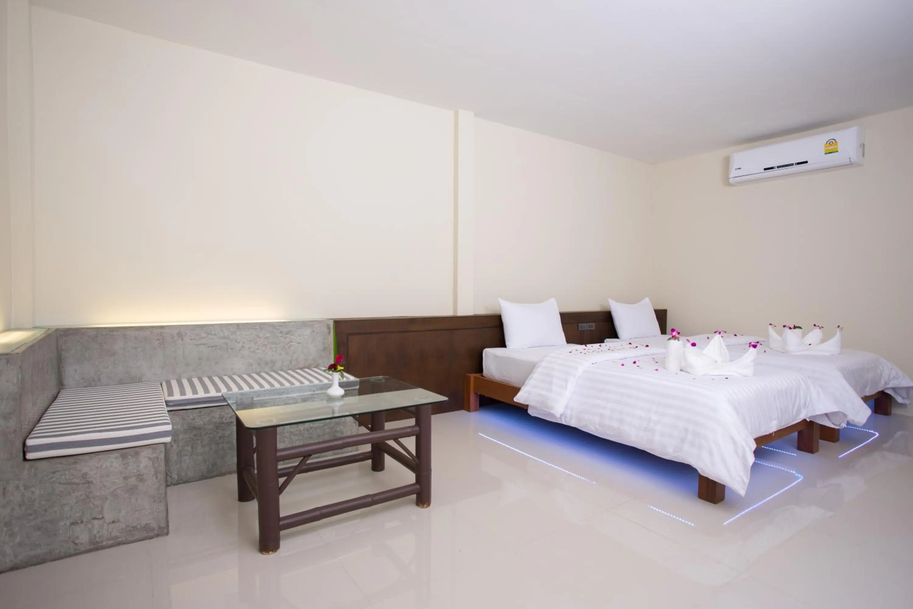 Shower, Bed in Suksompong Resort