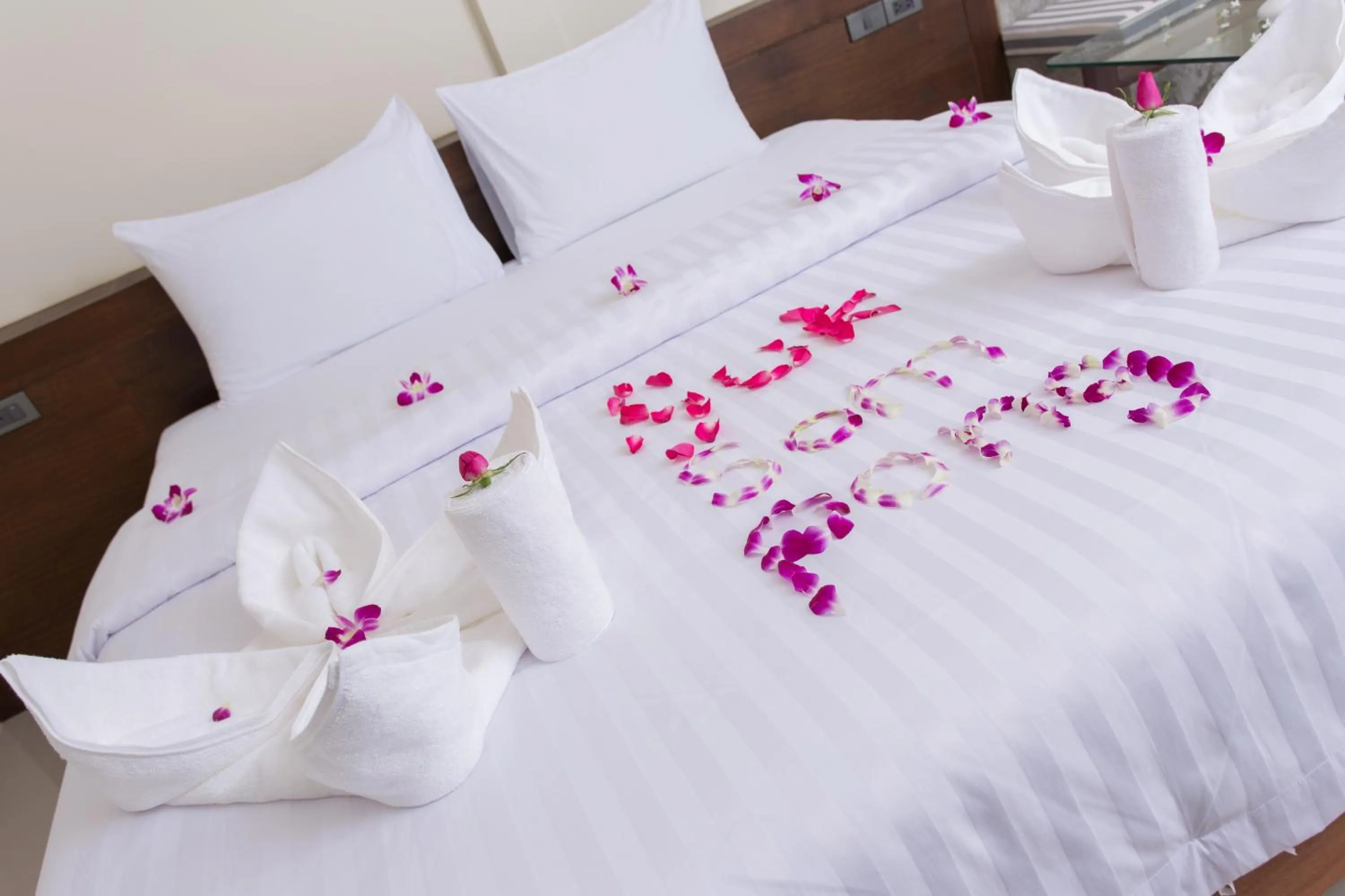 Shower, Bed in Suksompong Resort