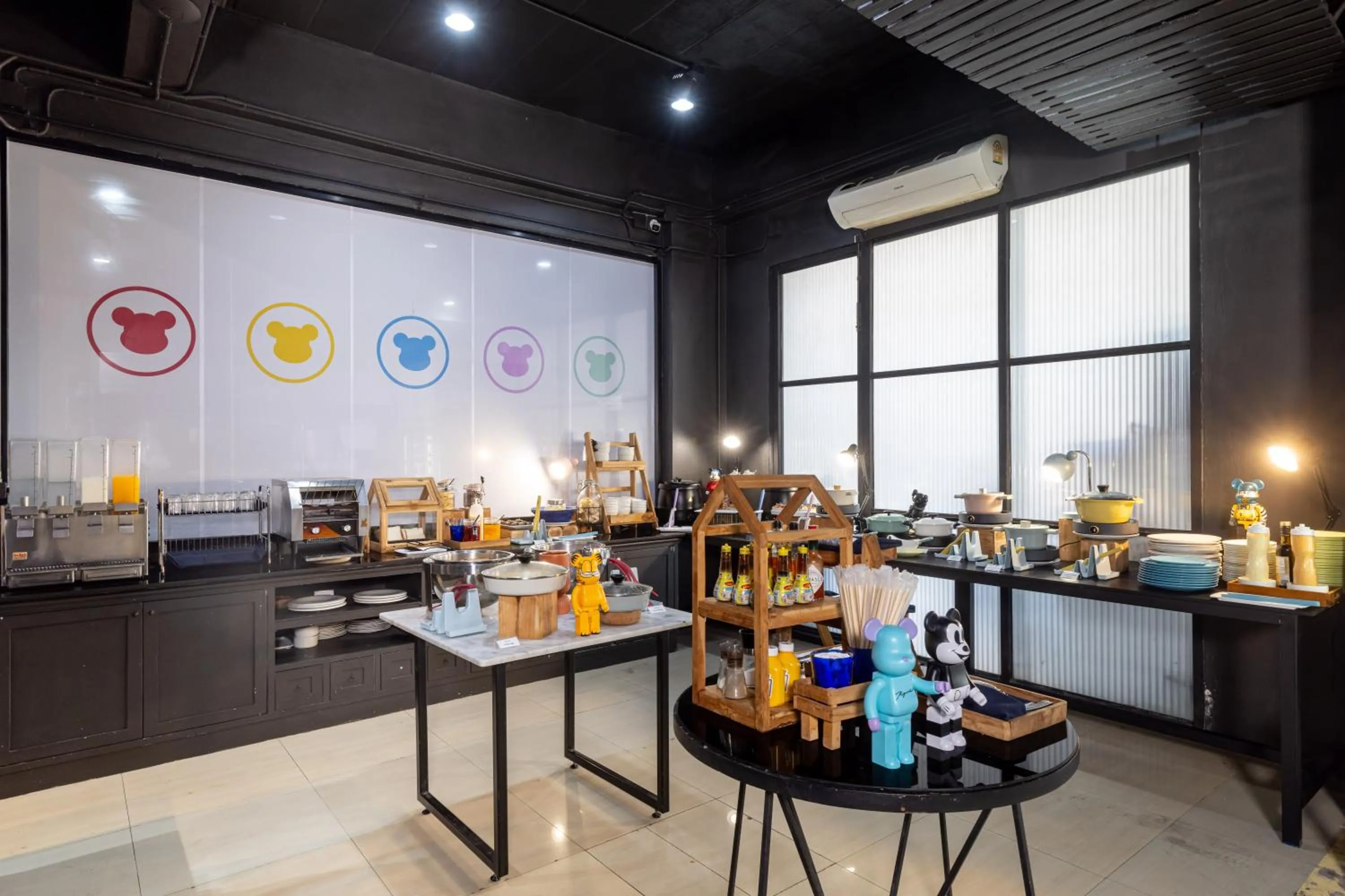 Restaurant/places to eat in The Core Gallery Hotel