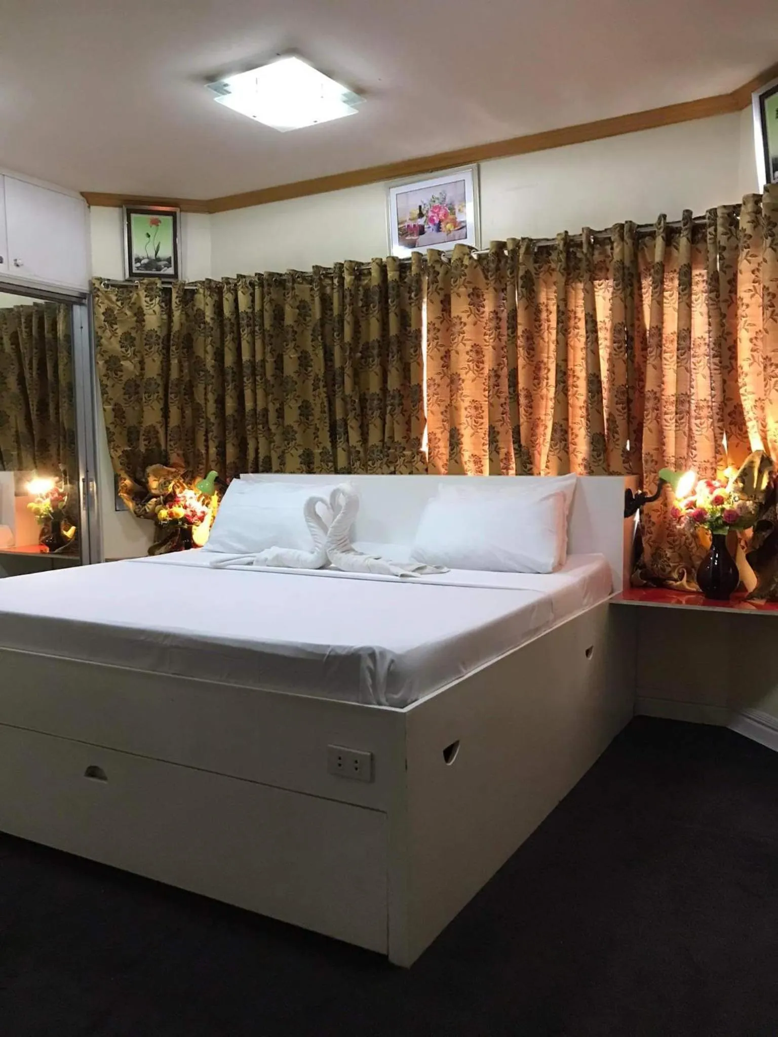 Bedroom, Bed in Cool Martin Family Hotel and Resort