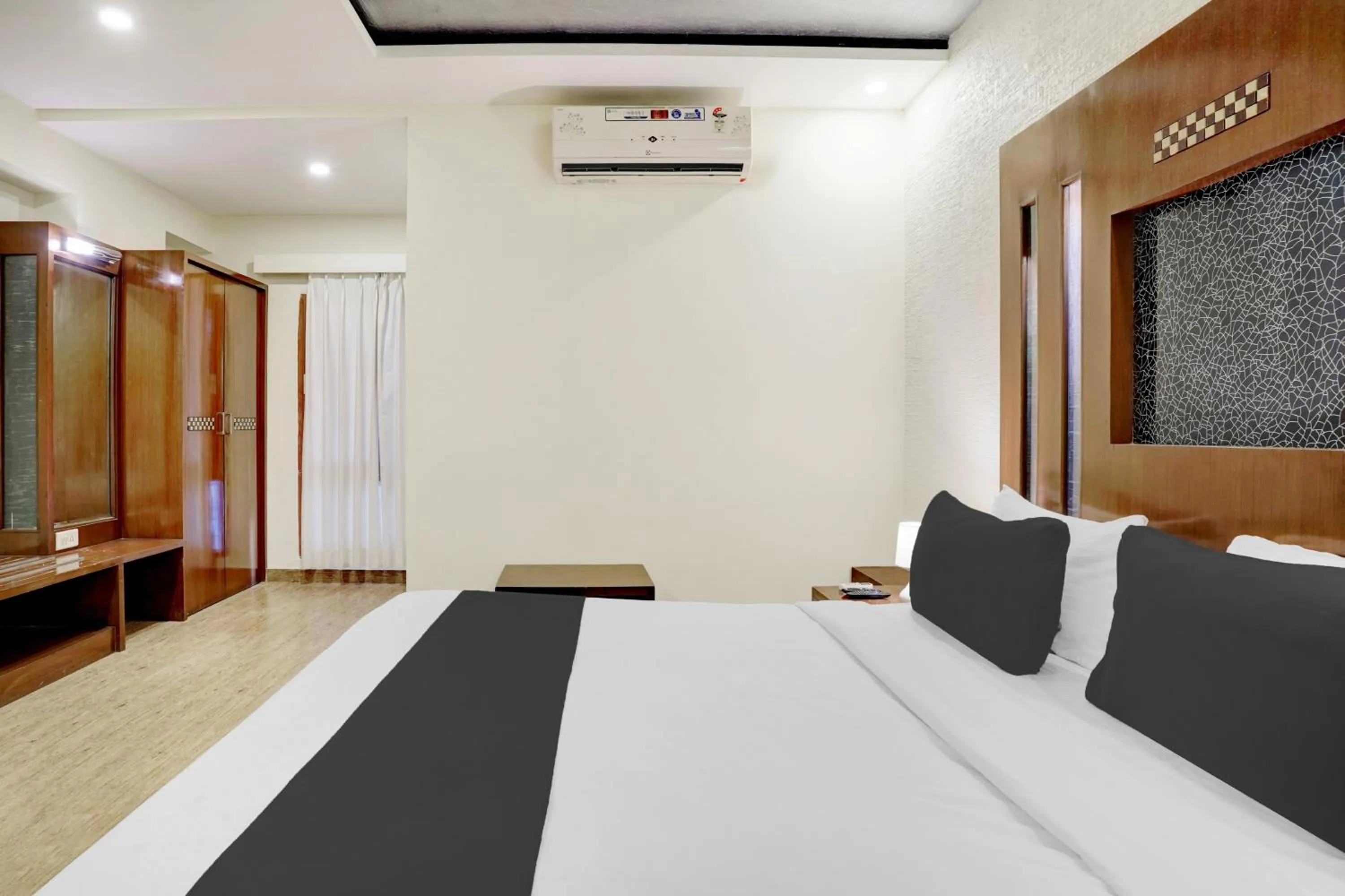 Bedroom, Bed in Super Townhouse Koramangala
