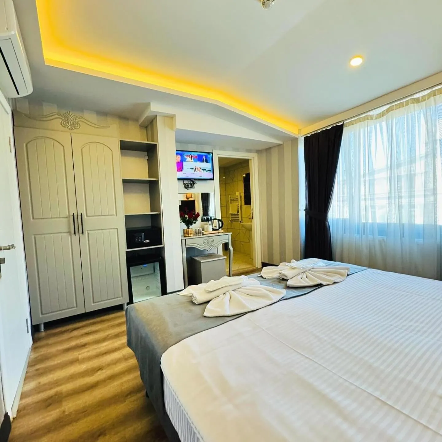 Photo of the whole room, Bed in Old City Viva Hotel