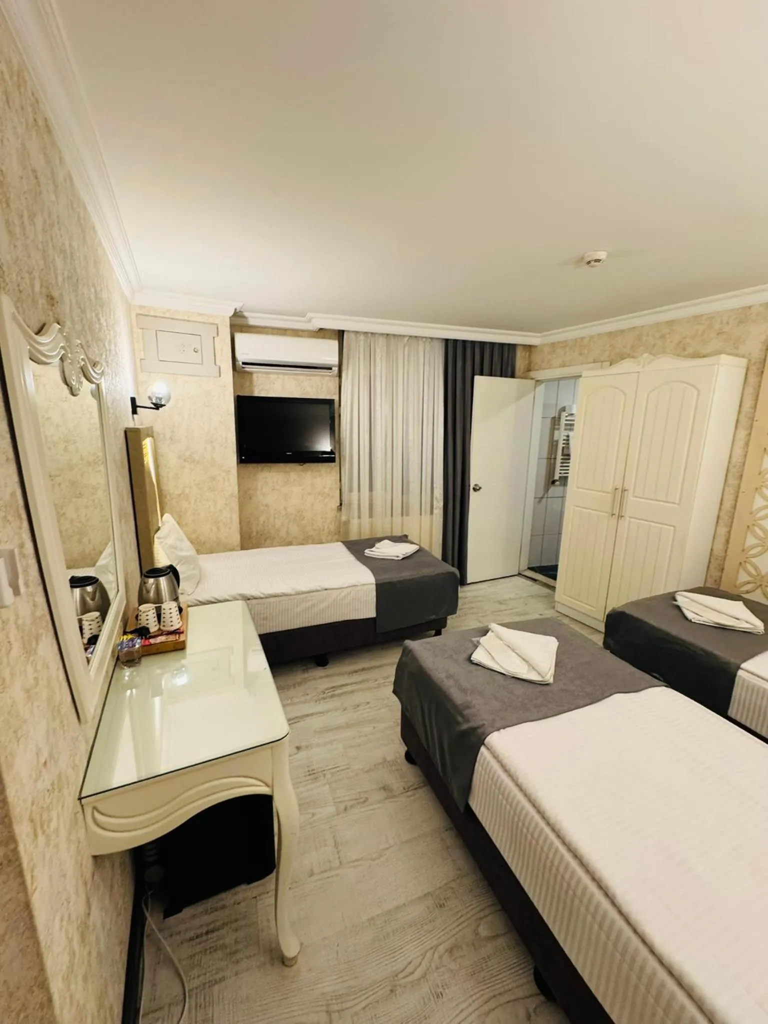 Photo of the whole room, Bed in Old City Viva Hotel