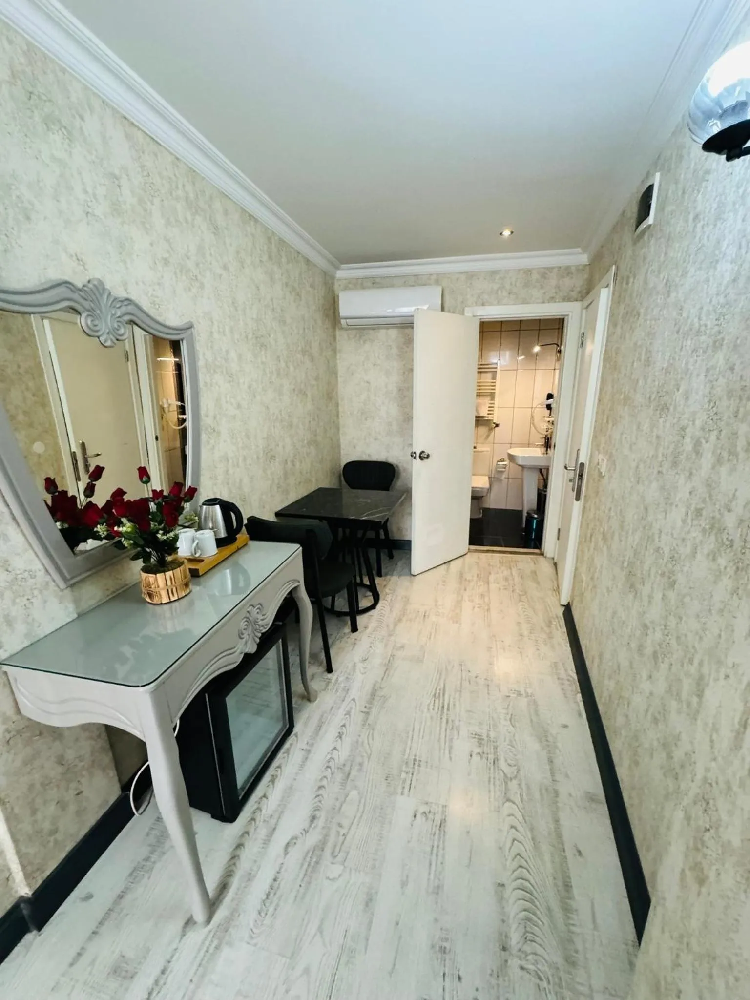 Photo of the whole room in Old City Viva Hotel