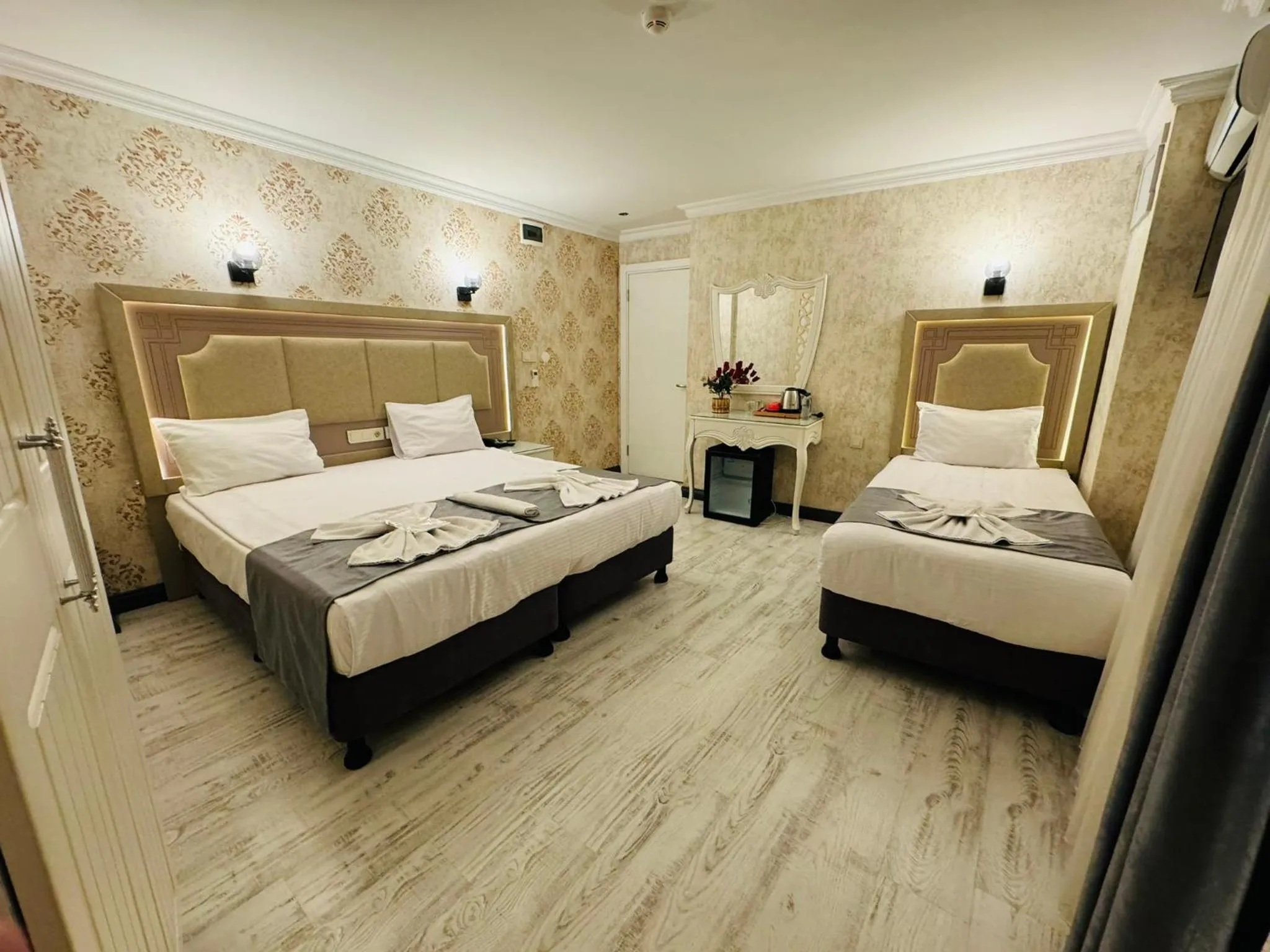 Photo of the whole room, Bed in Old City Viva Hotel