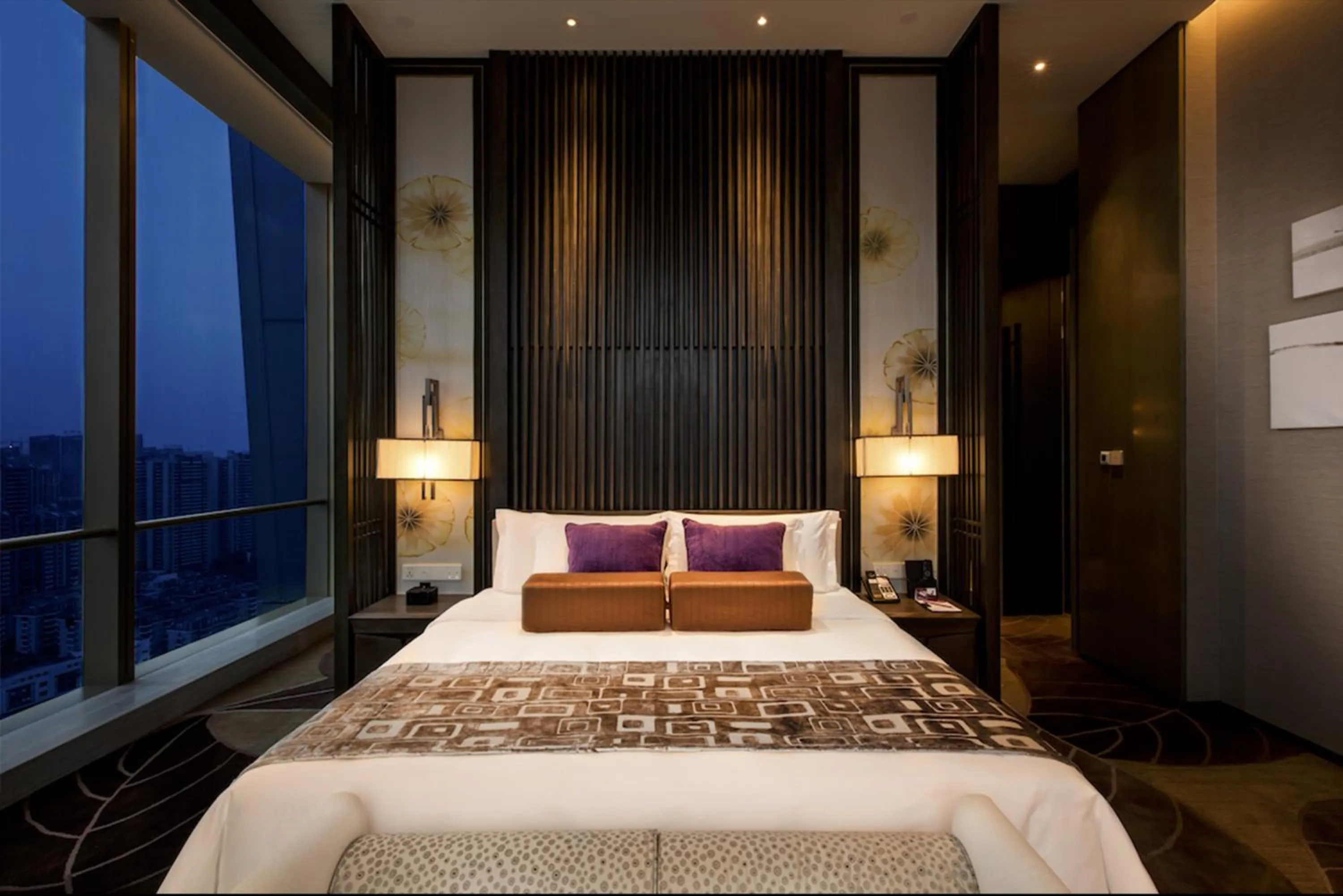 Photo of the whole room, Bed in Crowne Plaza Fuzhou Riverside by IHG