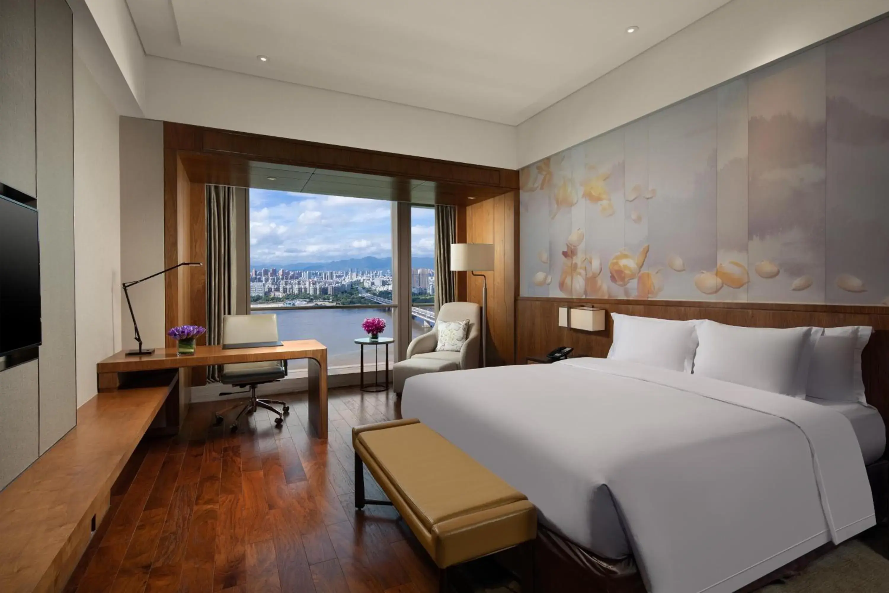 Standard King Room with River View - Lounge Access in Crowne Plaza Fuzhou Riverside by IHG Standard King Room with River View - Lounge Access in Crowne Plaza Fuzhou Riverside by IHG