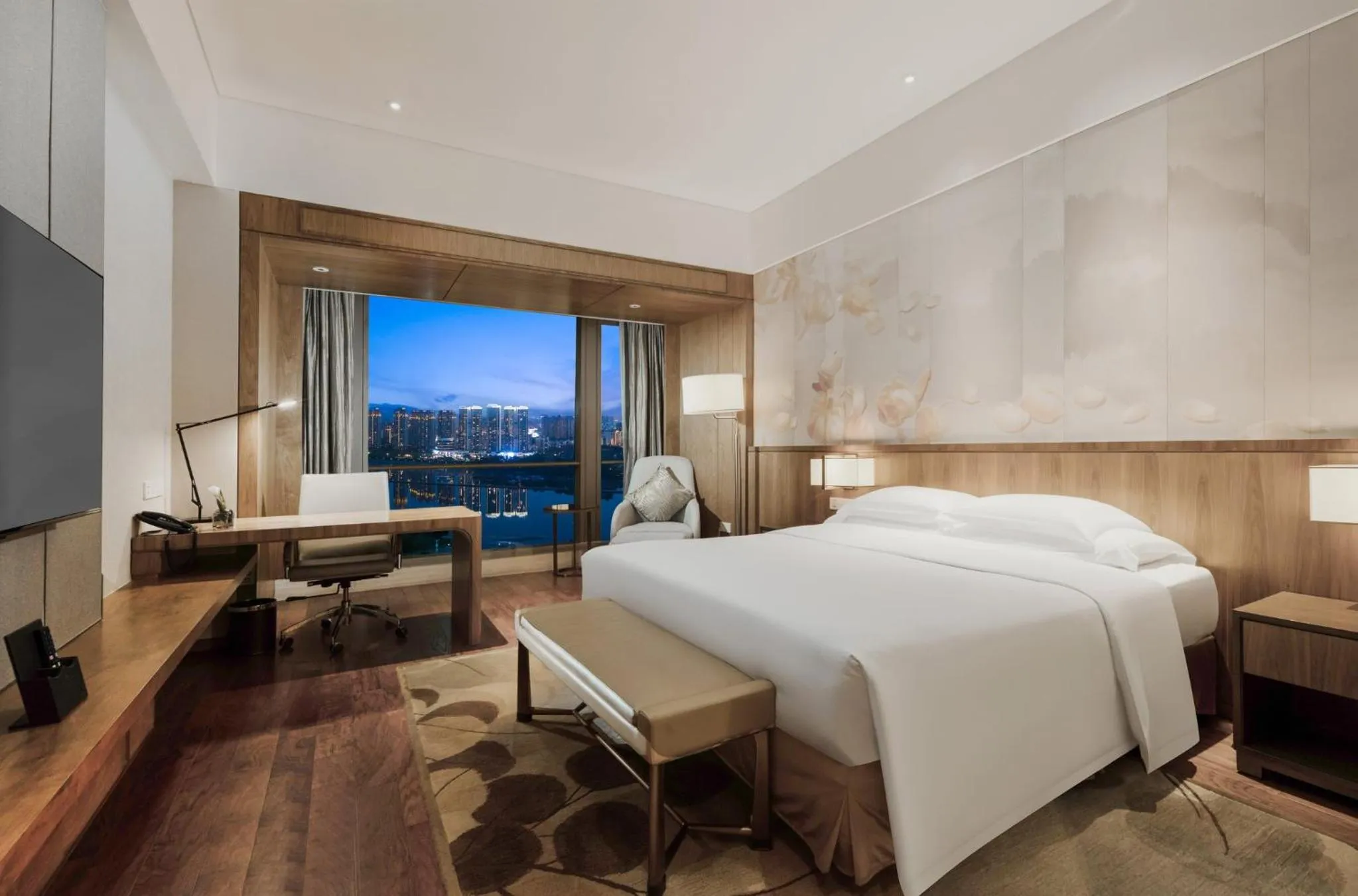 Photo of the whole room, Bed in Crowne Plaza Fuzhou Riverside by IHG