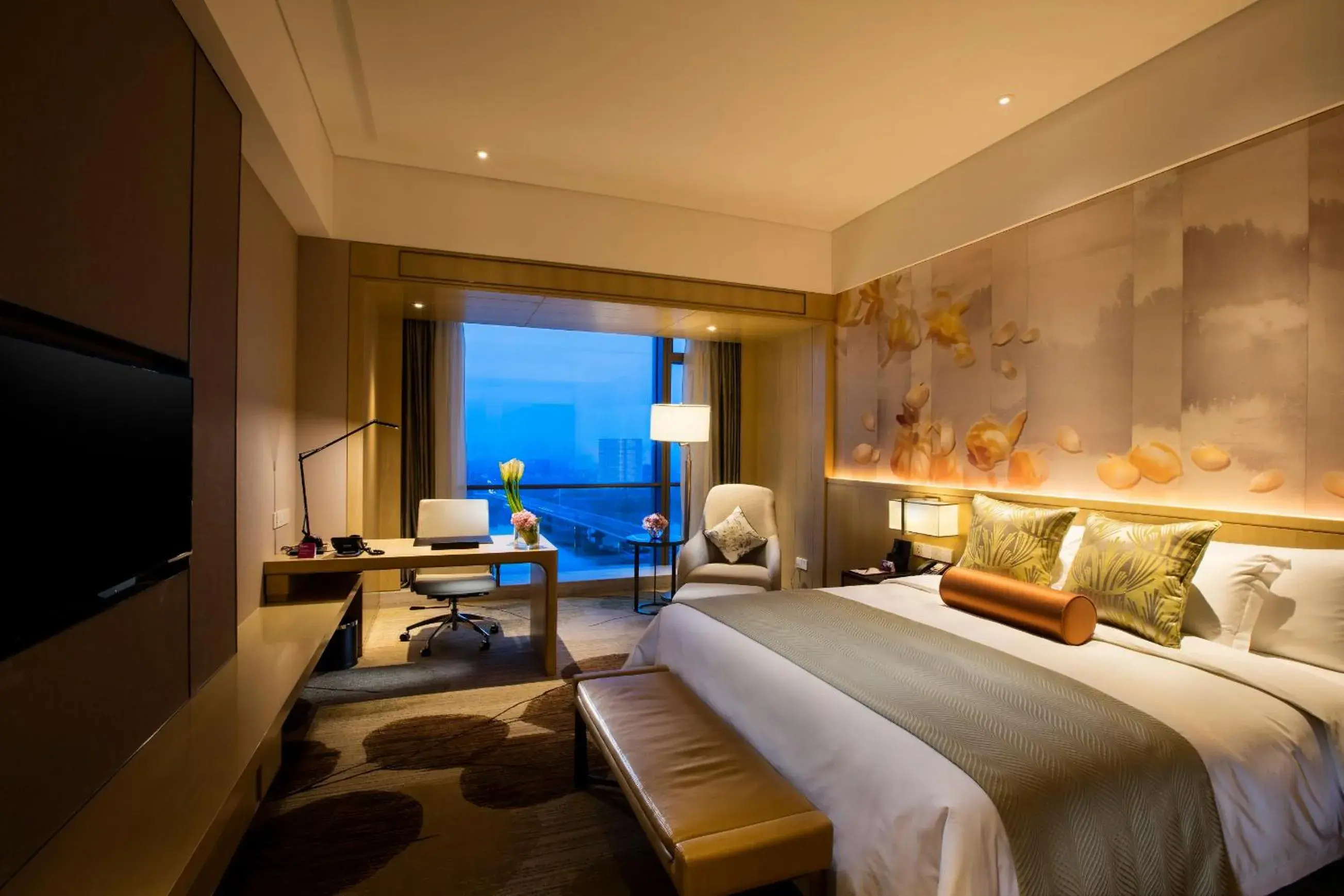 Standard King Room with River View - Smoking in Crowne Plaza Fuzhou Riverside by IHG Standard King Room with River View - Smoking in Crowne Plaza Fuzhou Riverside by IHG