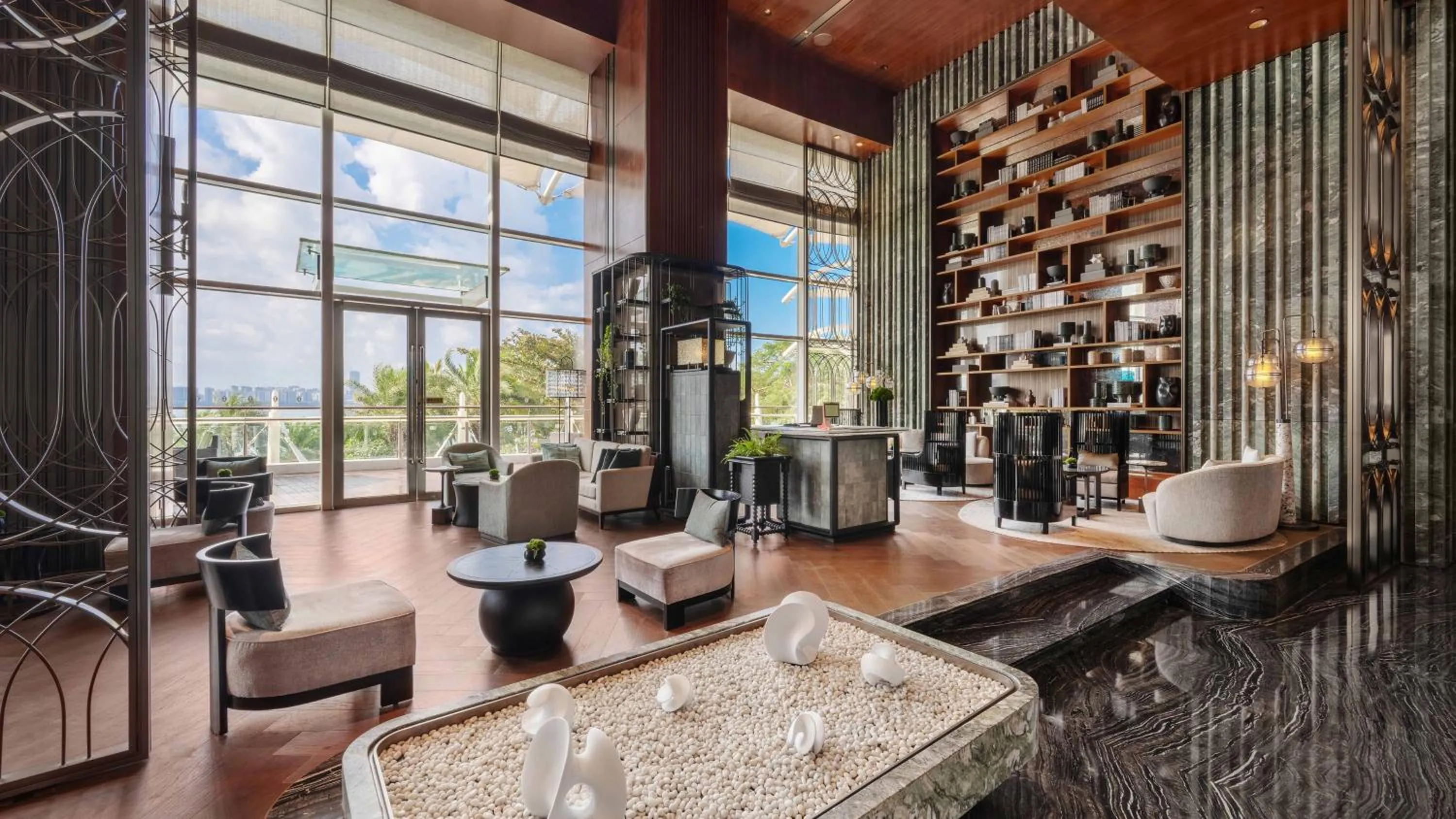 Lounge or bar in InterContinental Haikou Seaview by IHG