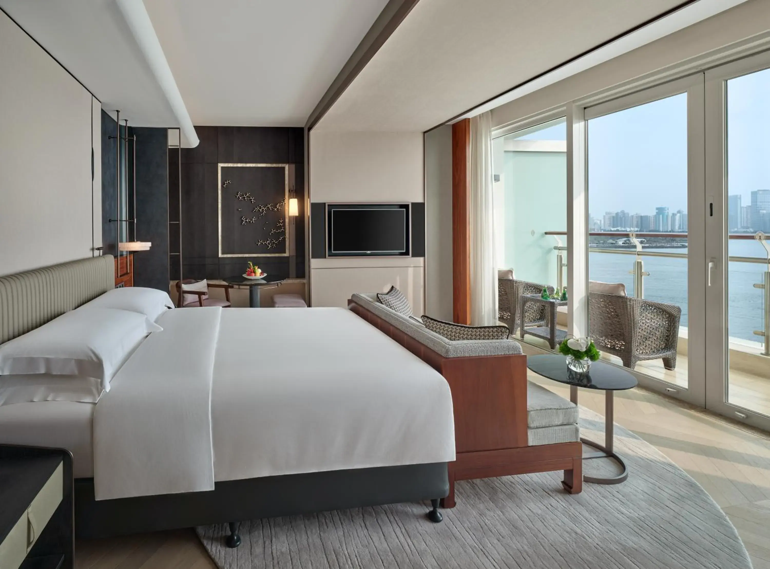 Premium King Room with Balcony and Sea View in InterContinental Haikou Seaview by IHG Premium King Room with Balcony and Sea View in InterContinental Haikou Seaview by IHG
